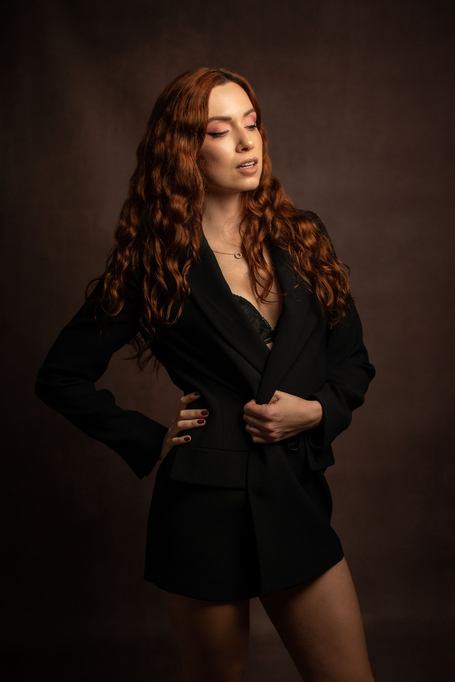 sesja studyjna kobieca w bieliźnie poznań fotograf studio fine art brązowe tło zdjęcia Monika strucka