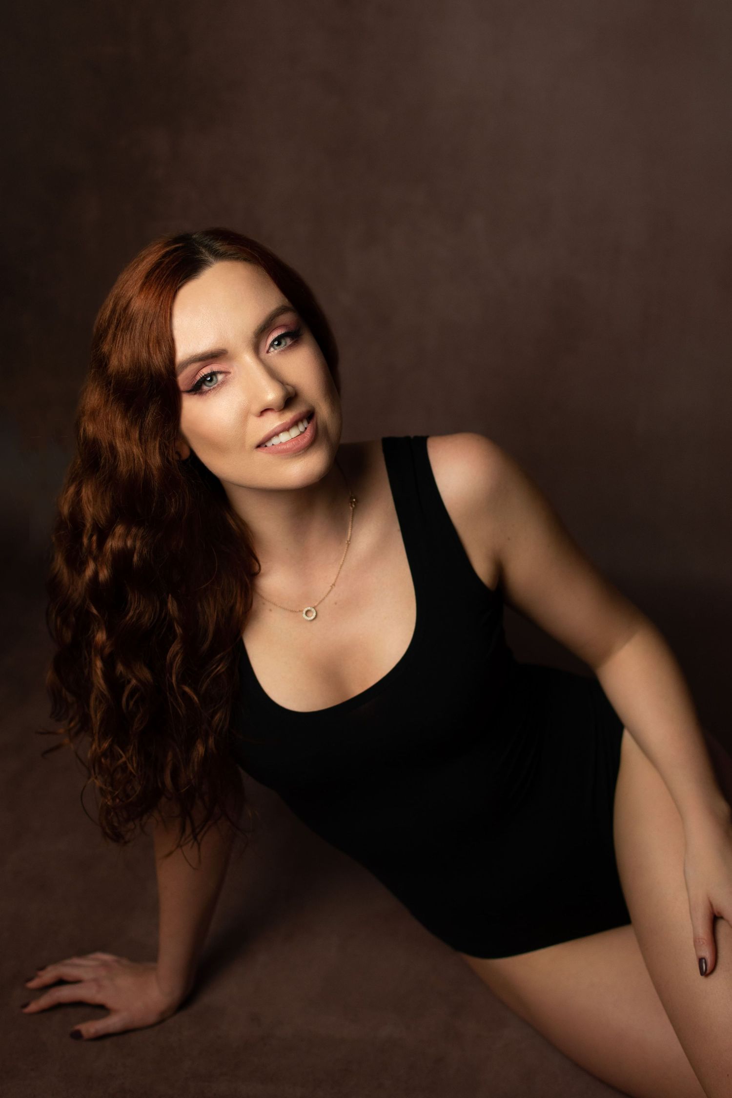 sesja studyjna kobieca w bieliźnie poznań fotograf studio fine art brązowe tło zdjęcia Monika strucka