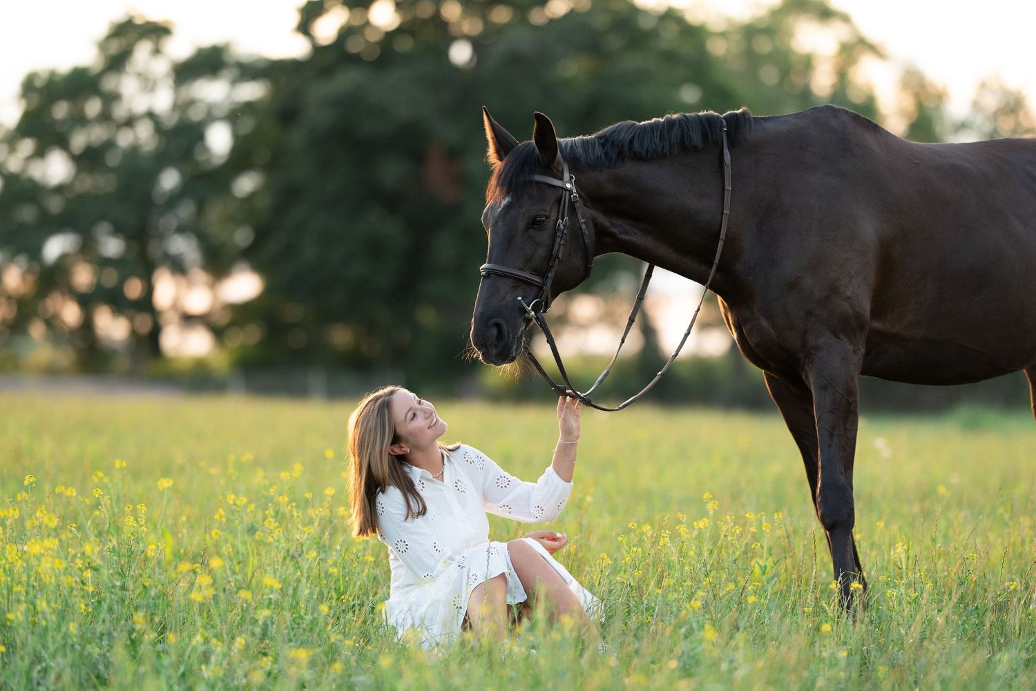 sesja zdjęciowa z koniem stajnia otusz fotograf poznan sesja konna voucher prezent paulina bodych fotografia koń na polanie łące sukienka