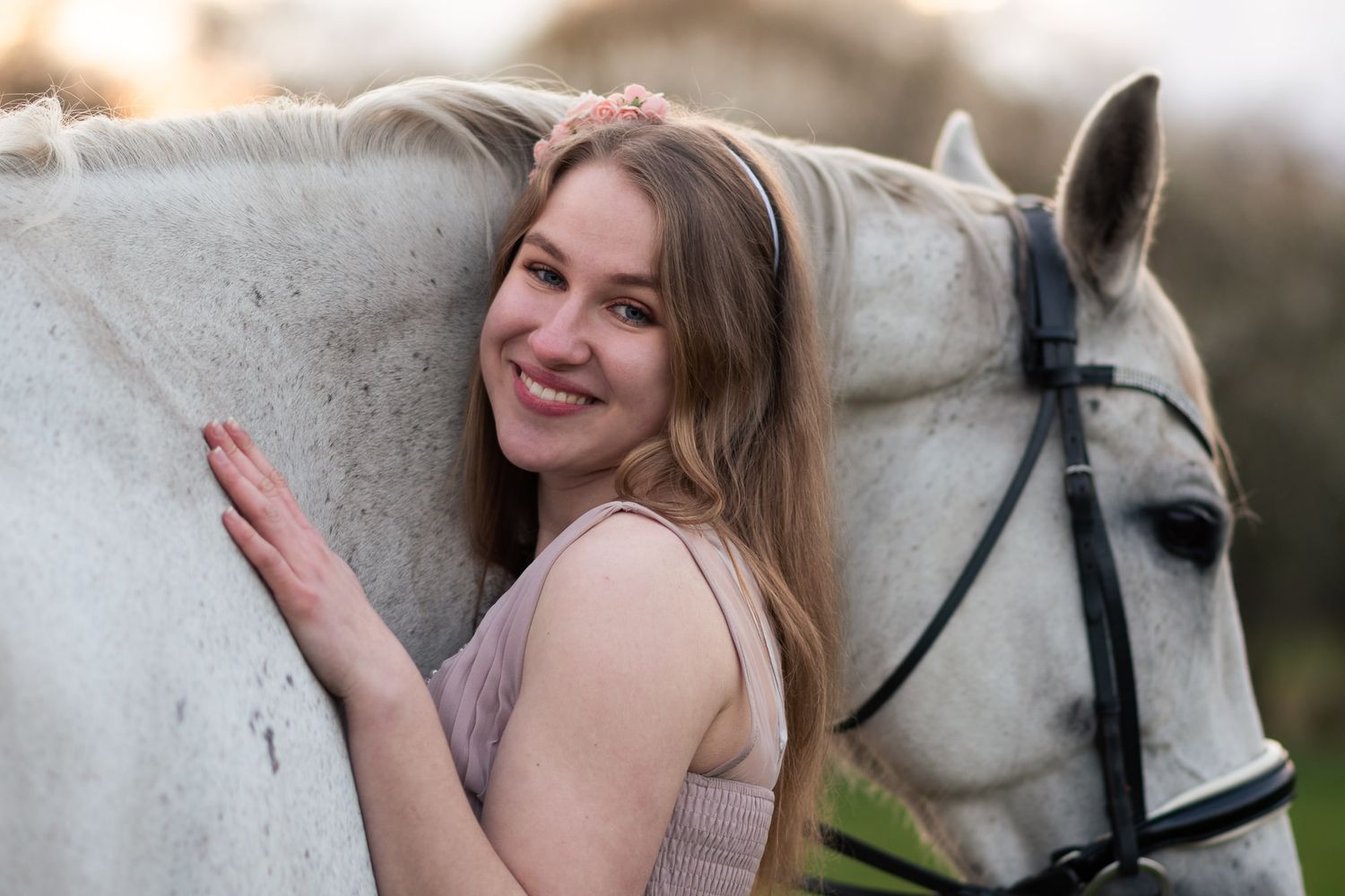 mini sesja konna z koniem sesja zdjęciowa Poznań białe kwiaty mirabelka kwiatowa sesja Atrium stajnia Swarzędz