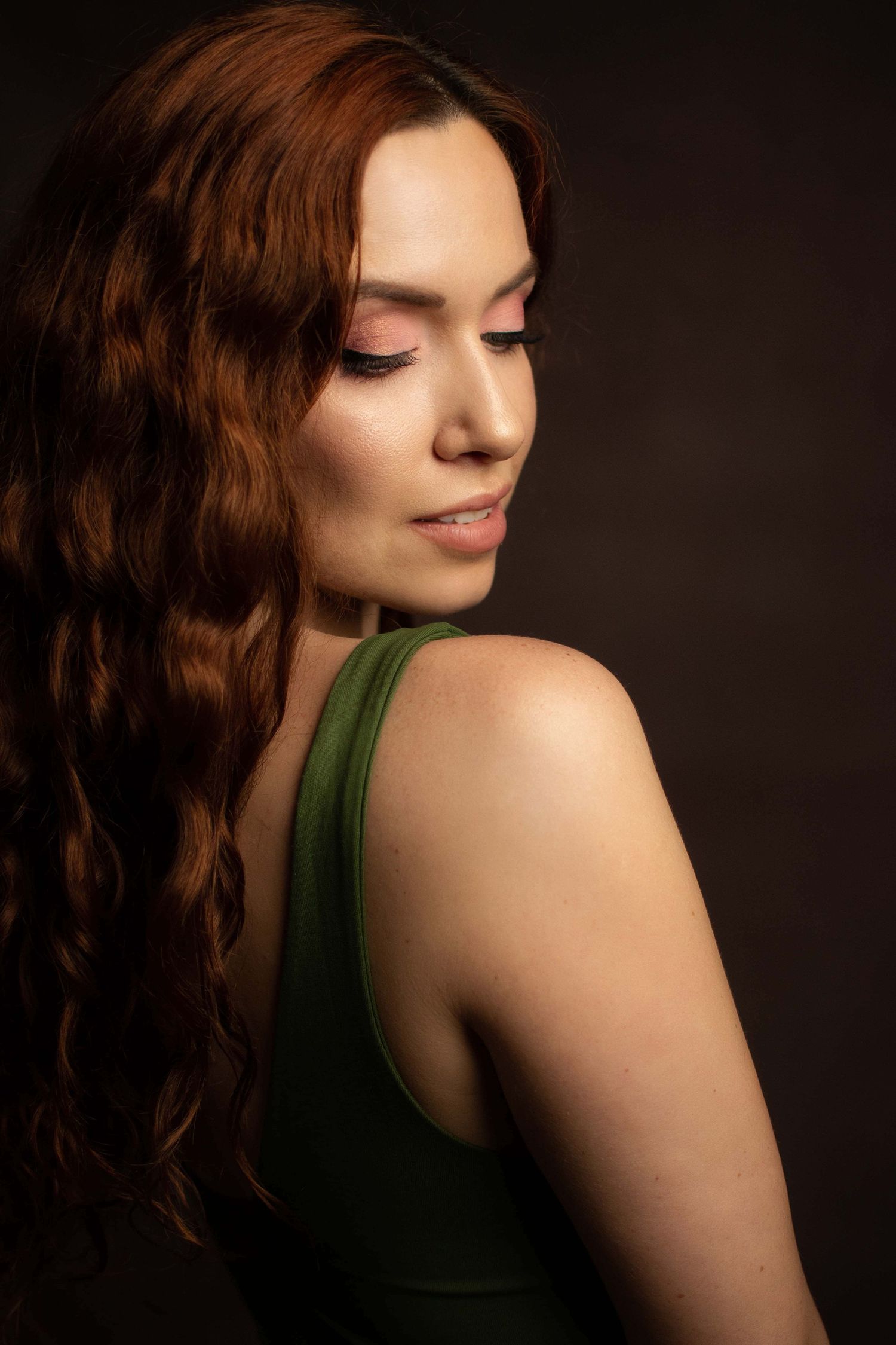 sesja studyjna kobieca w bieliźnie poznań fotograf studio fine art brązowe tło zdjęcia Monika strucka