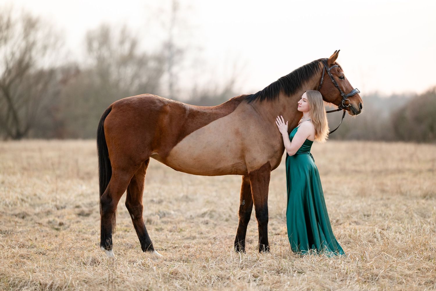 sesja zdjęciowa z koniem paulina boydch fotograf poznań sesja konna kobieta z koniem prezent stajnia atrium equestrian photo shoot