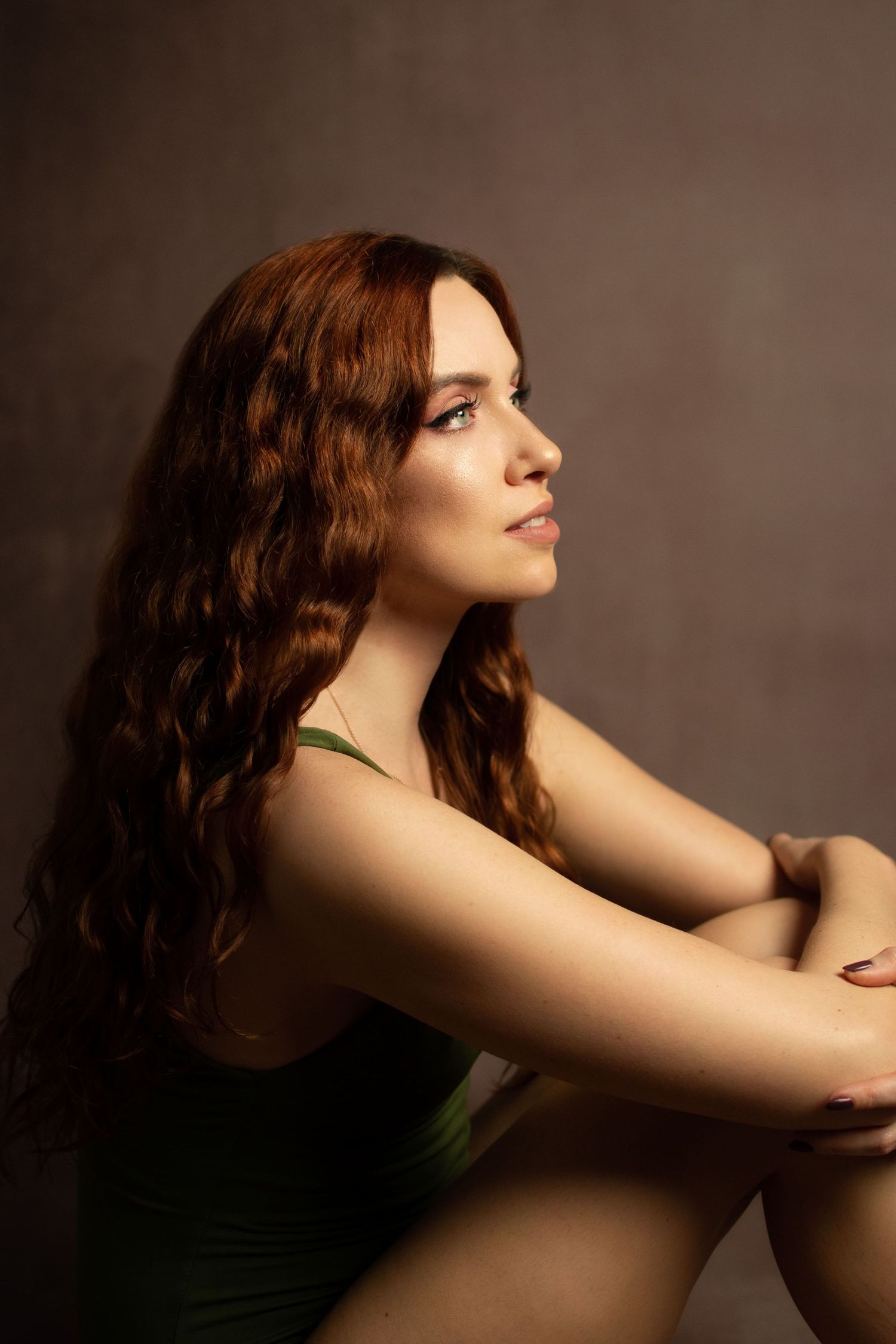 sesja studyjna kobieca w bieliźnie poznań fotograf studio fine art brązowe tło zdjęcia Monika strucka