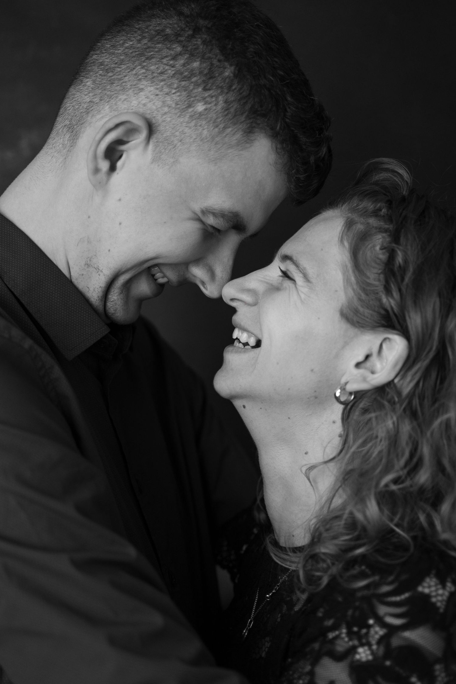 sesja zdjęciowa w studio fotograf Poznań Biel.Studio zdjęcia rodzinne ozdoba do salonu galeria zdjęć studio mama z córką tata