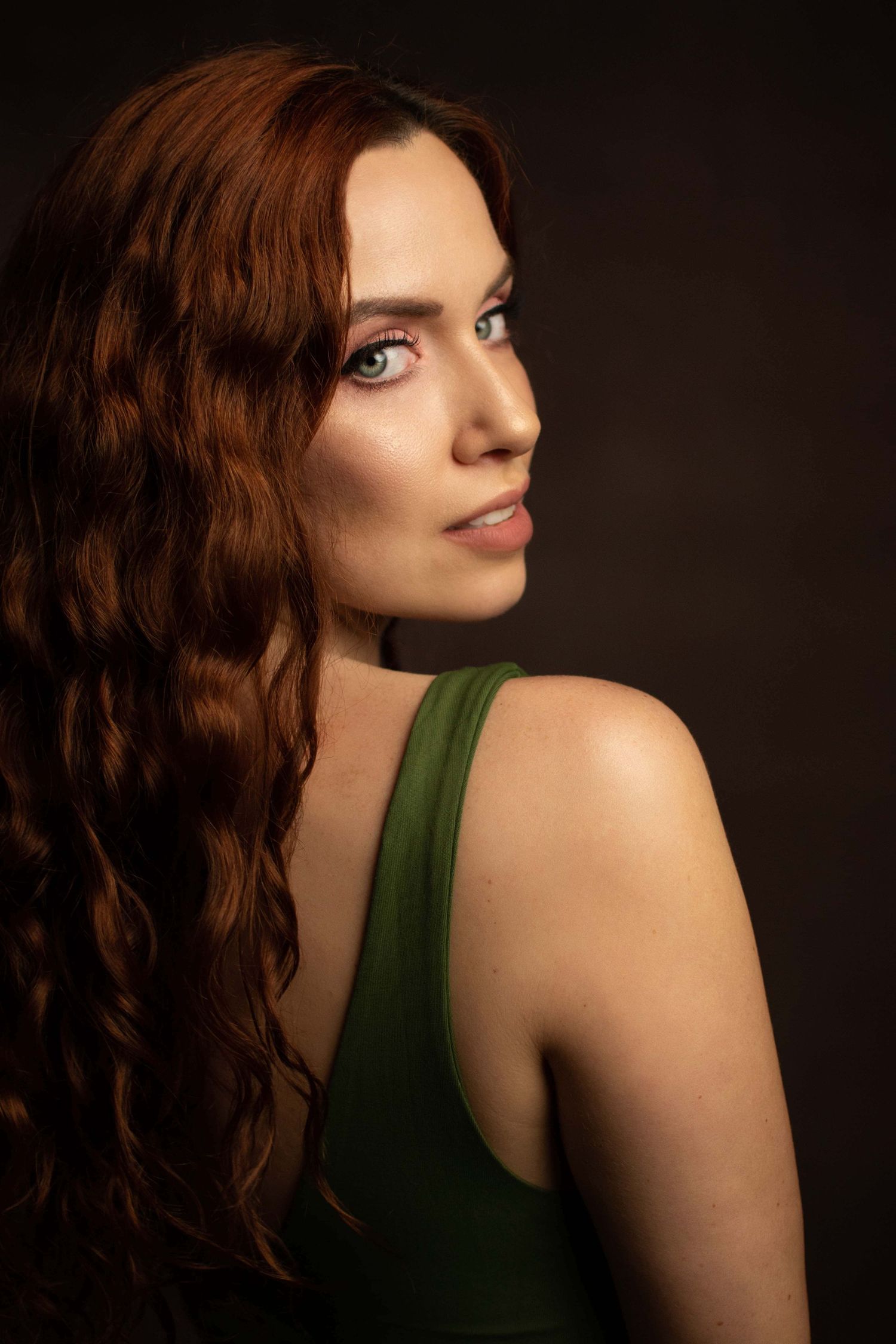 sesja studyjna kobieca w bieliźnie poznań fotograf studio fine art brązowe tło zdjęcia Monika strucka