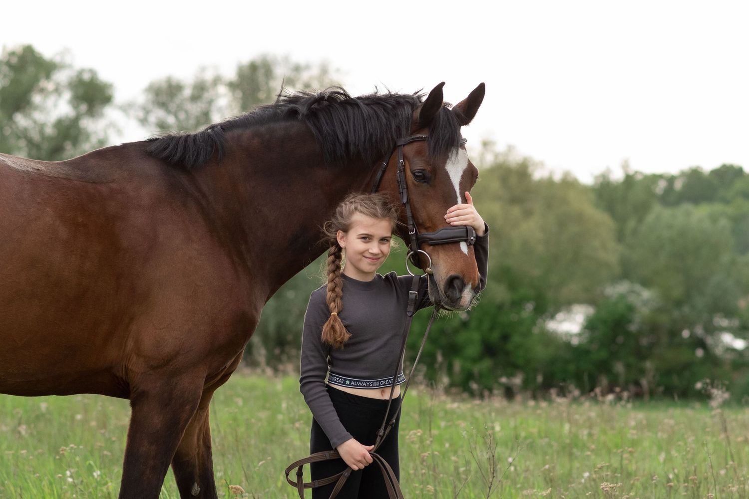 Sesja zdjęciowa z koniem sesja konna komunijna prezent na komunię voucher fotograf koni stajnia poznań Atrium Swarzędz konie koń zdjęcia