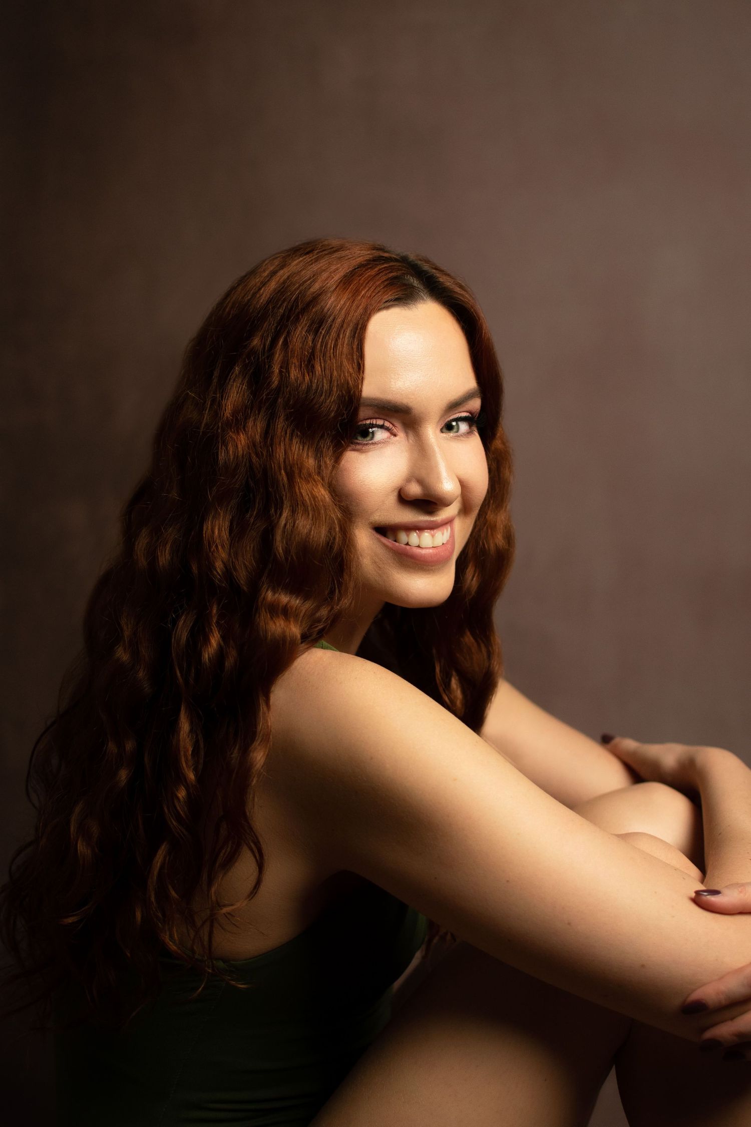 sesja studyjna kobieca w bieliźnie poznań fotograf studio fine art brązowe tło zdjęcia Monika strucka