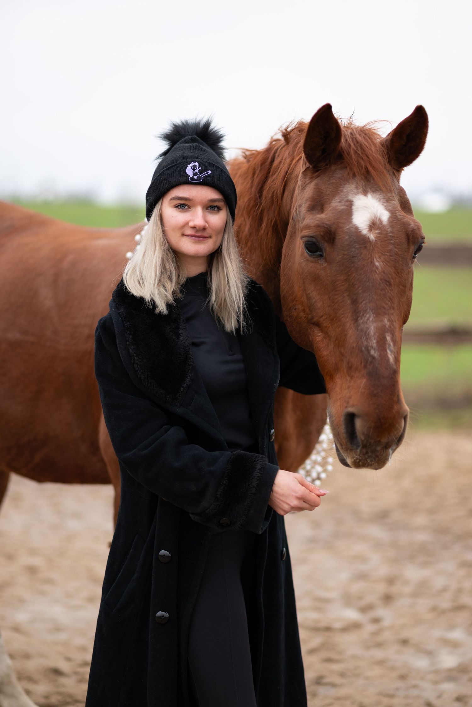 sesja zdjęciowa z koniem zimowa w śniegu mini sesja konna stajnia poznań tulce olimp sj paulina Bodych fotograf konne koń konie świąteczne