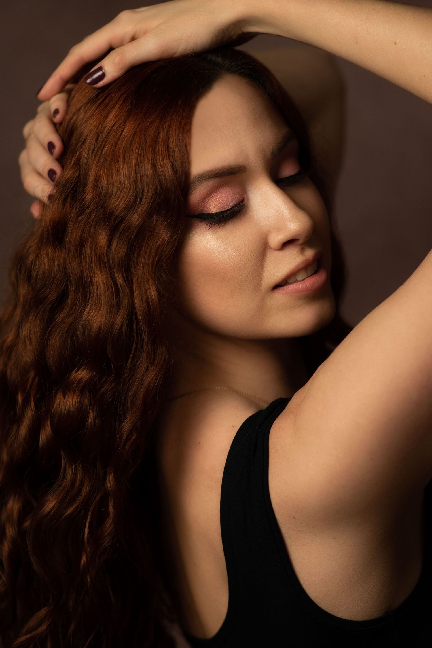 sesja studyjna kobieca w bieliźnie poznań fotograf studio fine art brązowe tło zdjęcia Monika strucka