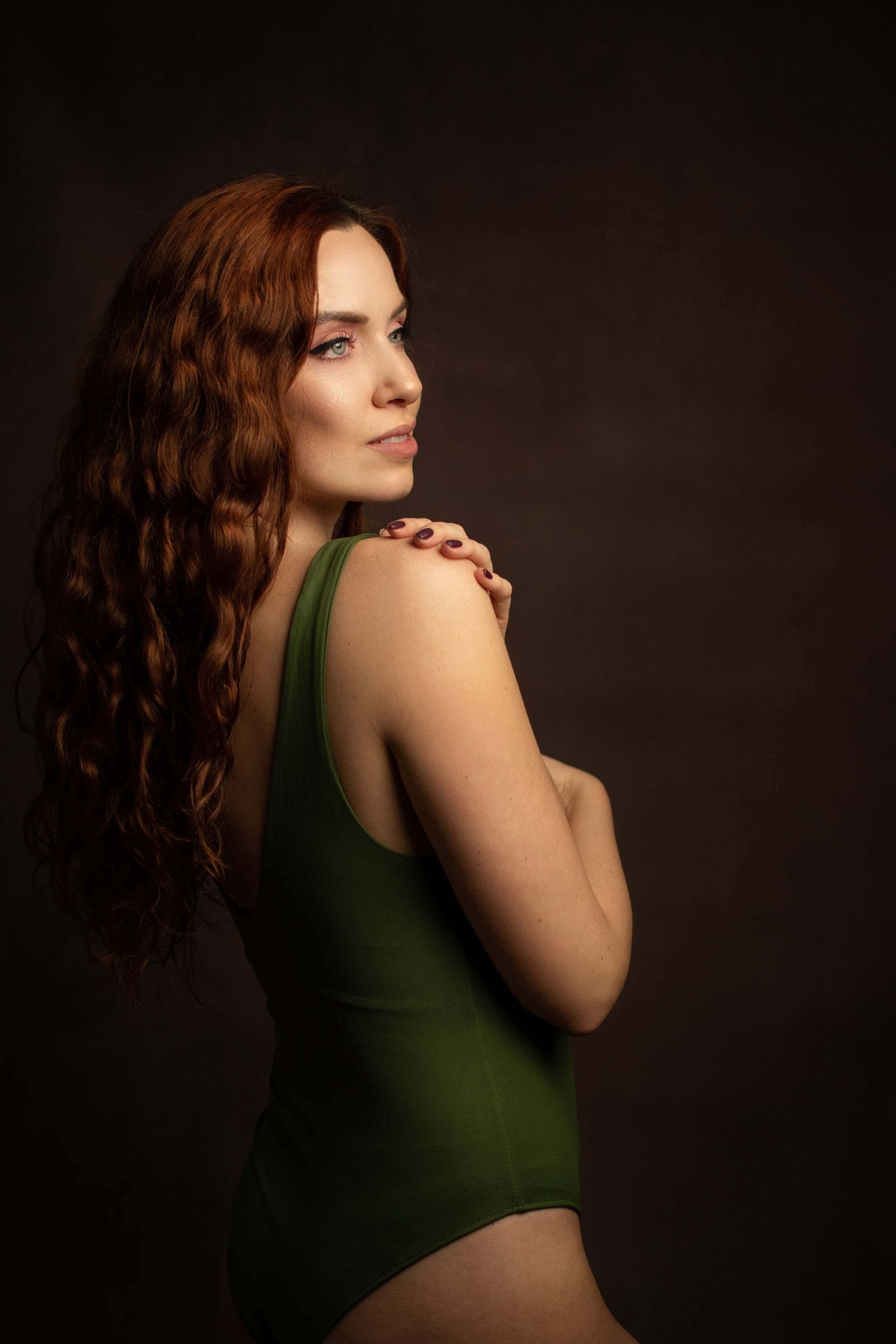 sesja studyjna kobieca w bieliźnie poznań fotograf studio fine art brązowe tło zdjęcia Monika strucka