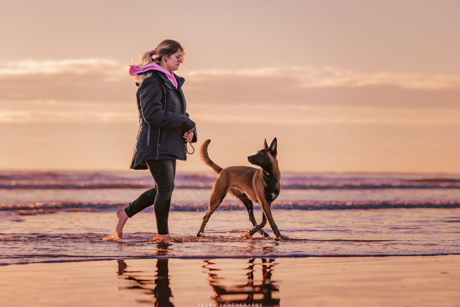 Humaine et Malinois à la mer