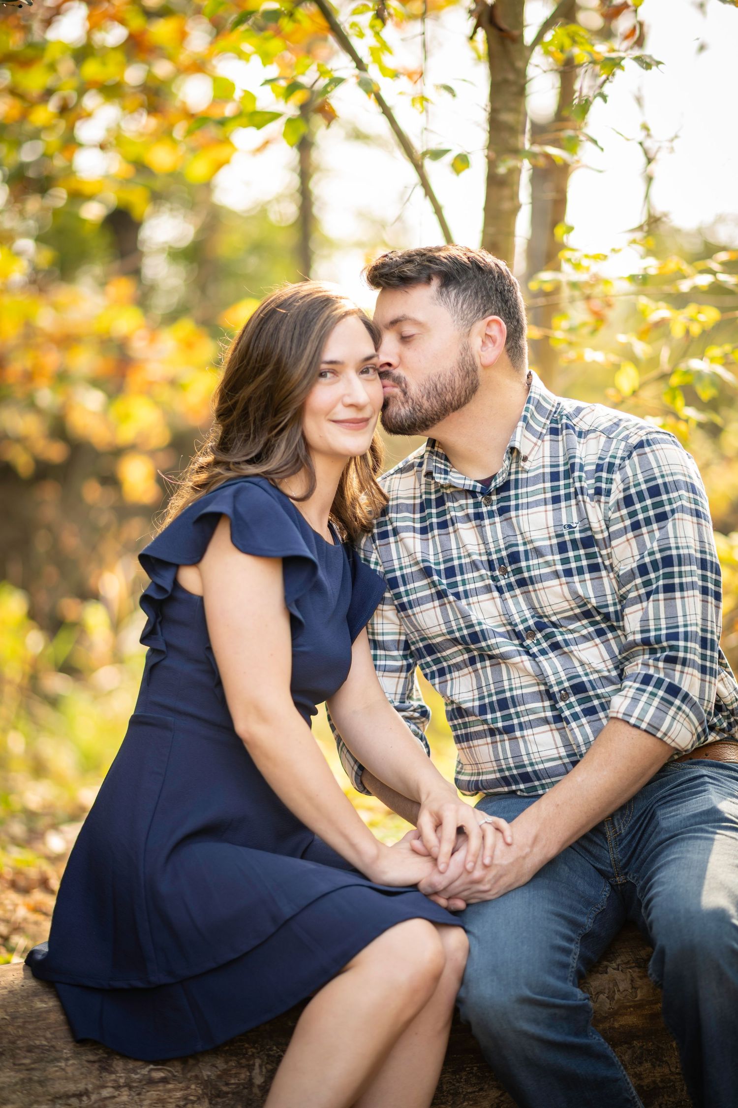 This Lifestyle Session showcases a happy and in-love couple in this autumn park setting.
