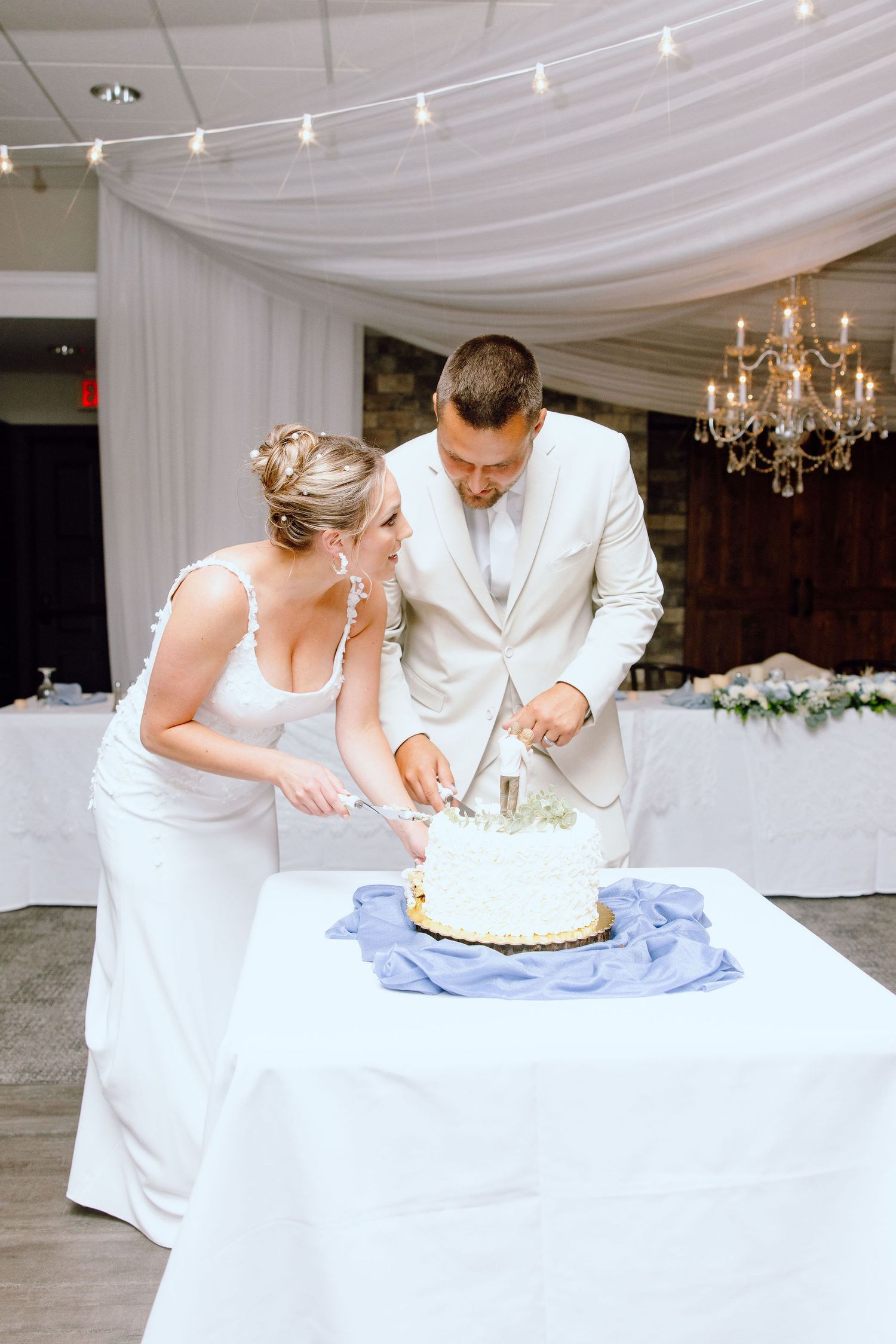 Married couple cutting cake at Lapeer Country Club wedding in Michigan