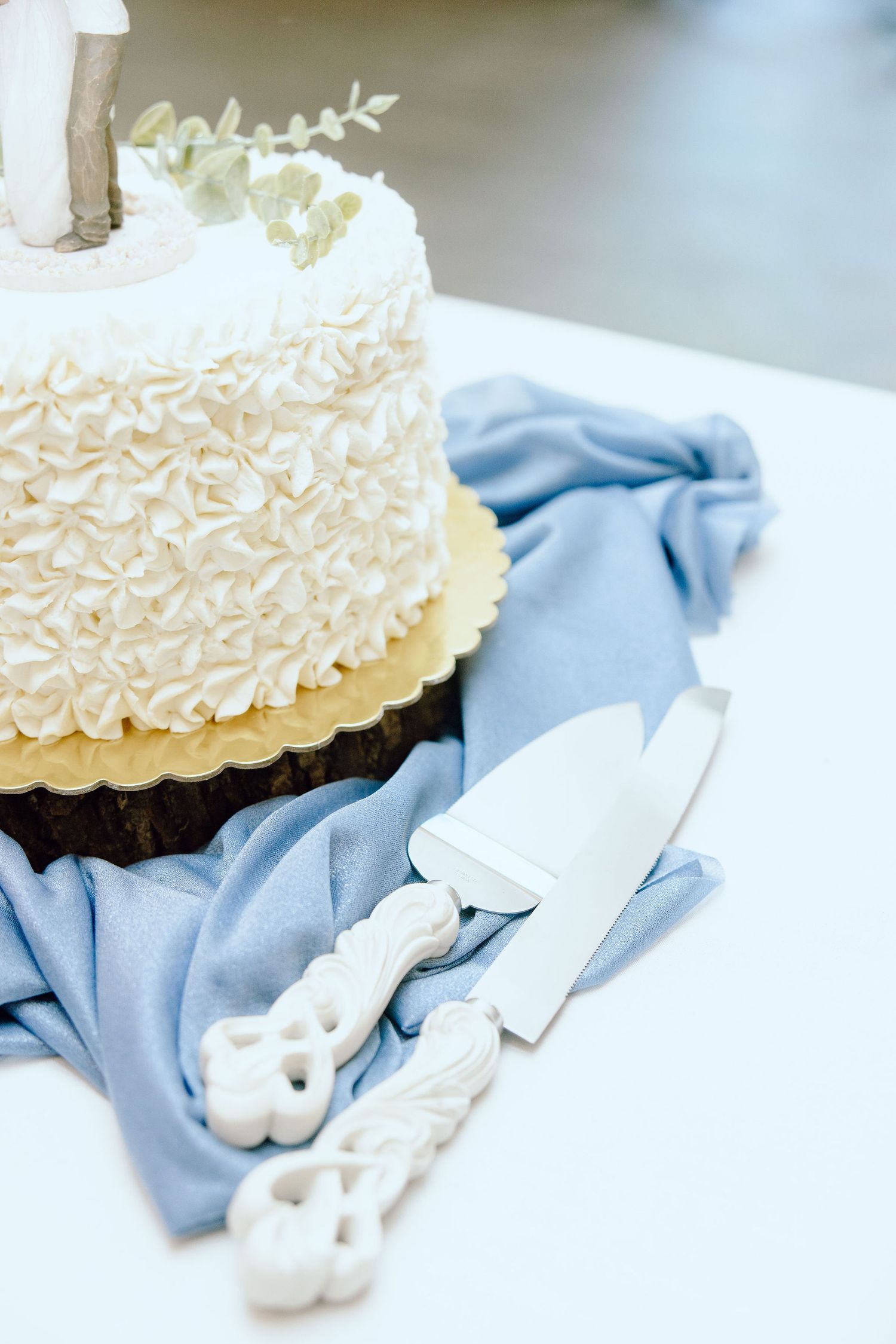 Detail photos of cake at Lapeer Country Club wedding in Michigan