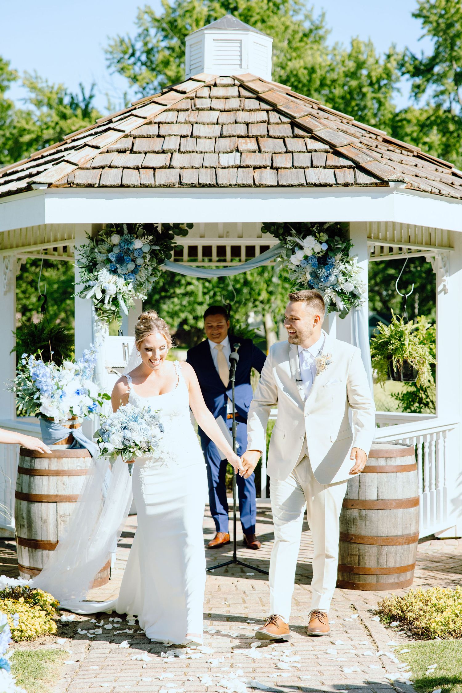 Wedding ceremony at Lapeer Country Club wedding in Michigan
