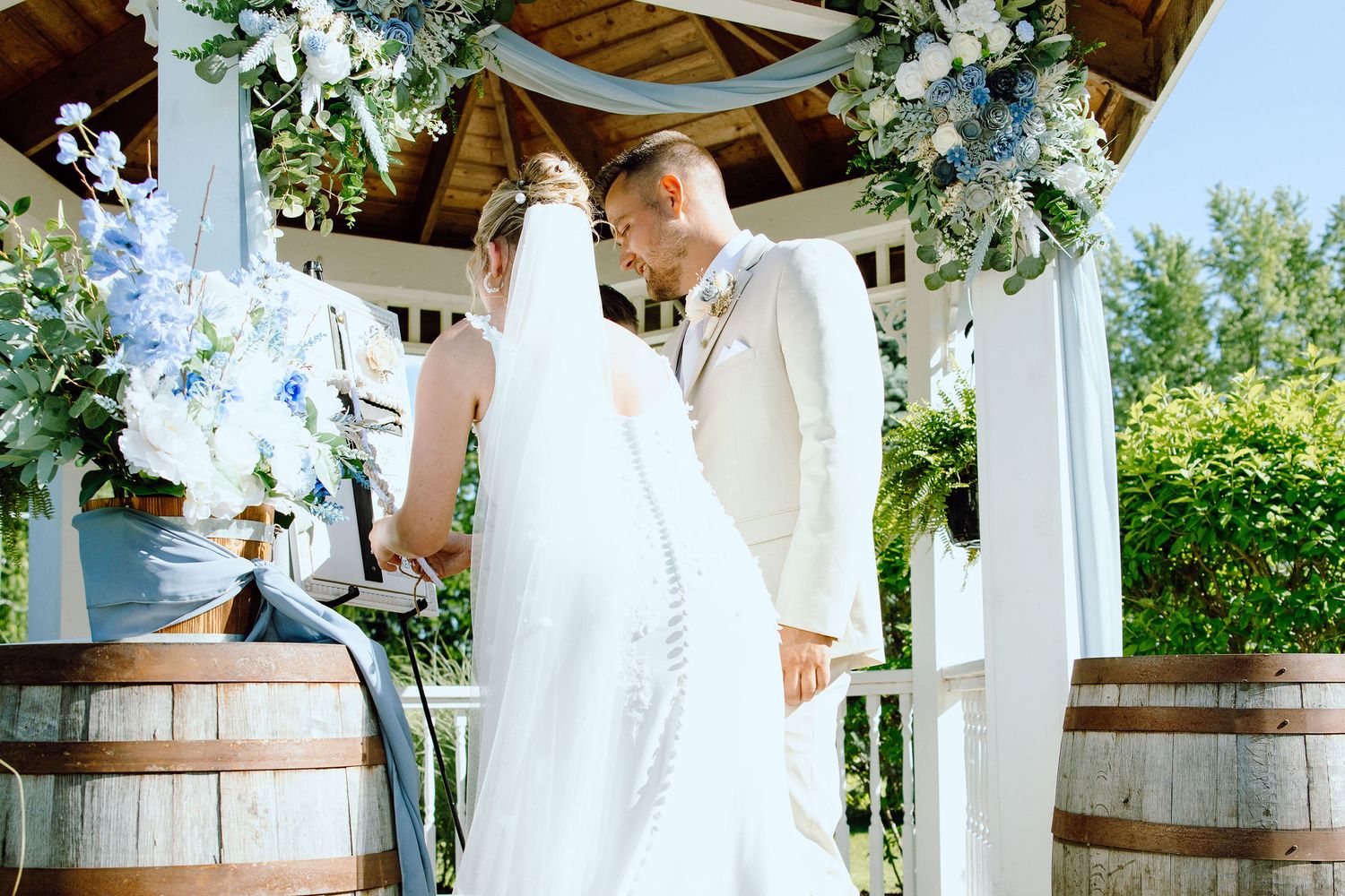 Wedding ceremony at Lapeer Country Club wedding in Michigan