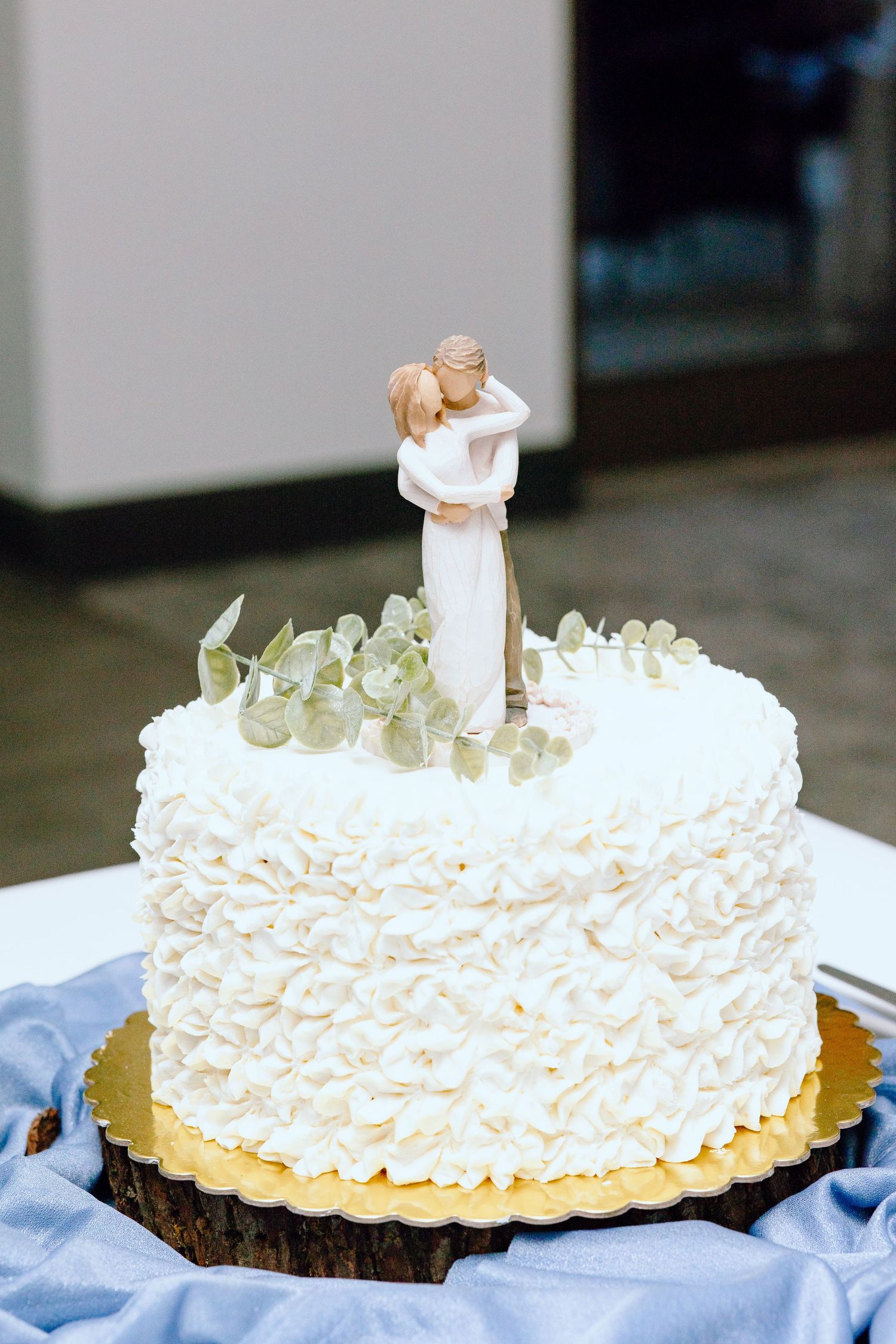 Detail photos of cake at Lapeer Country Club wedding in Michigan