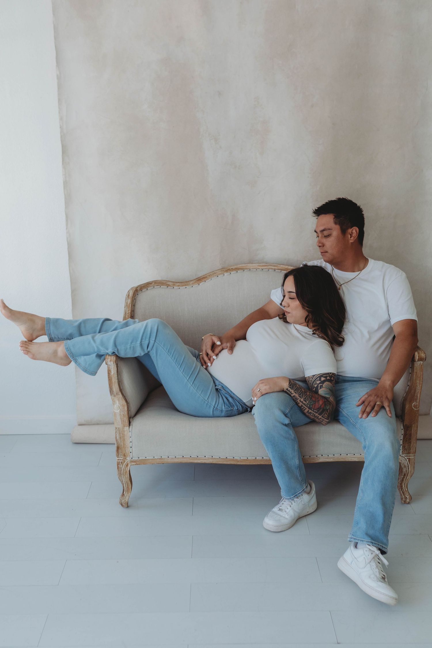 maternity photo with husband and wife