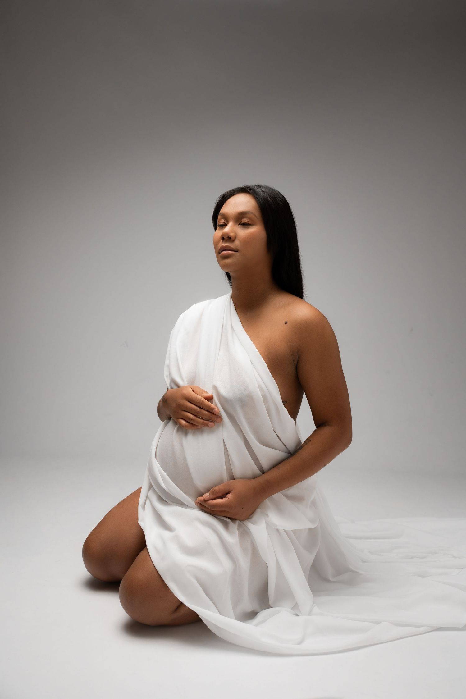 Studiofotografering gravid – elegant porträtt av blivande mamma i Jonsereds Fabriker.