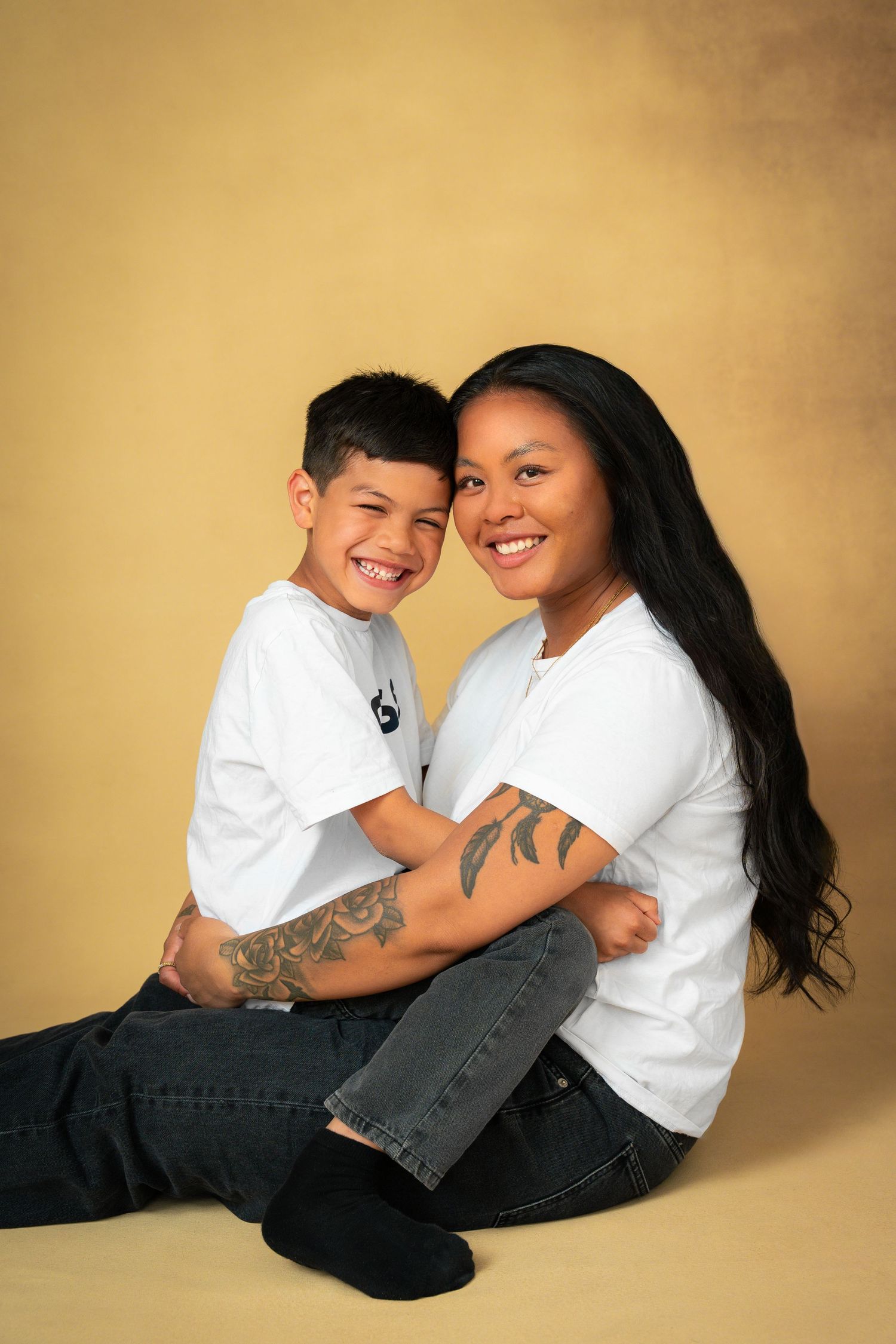 Mamma och son i varm kram – mamma & jag-fotografering Göteborg.