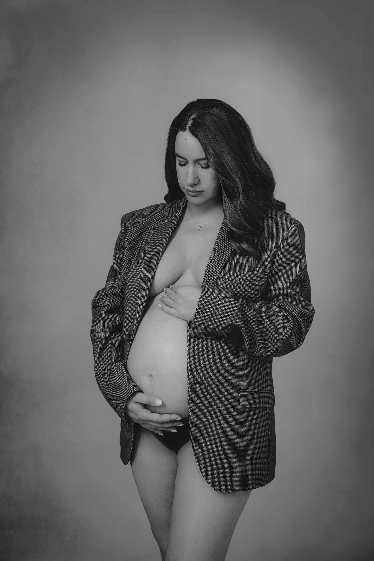 Studiofoto gravid – konstnärlig känsla med handmålad bakgrund i Jonsered.