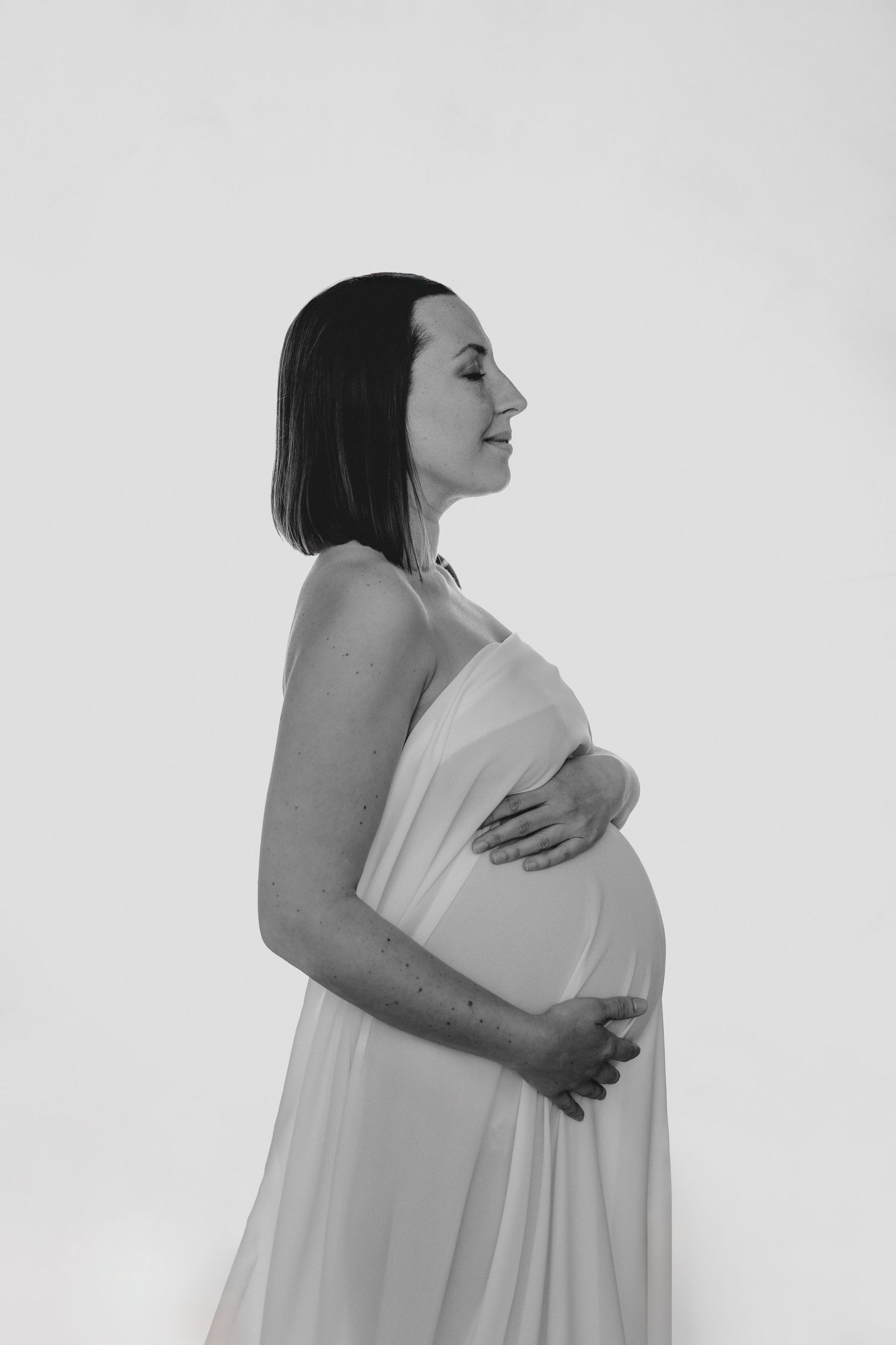 Studiofotografering gravid – neutrala färger och mjukt ljus i Göteborg.