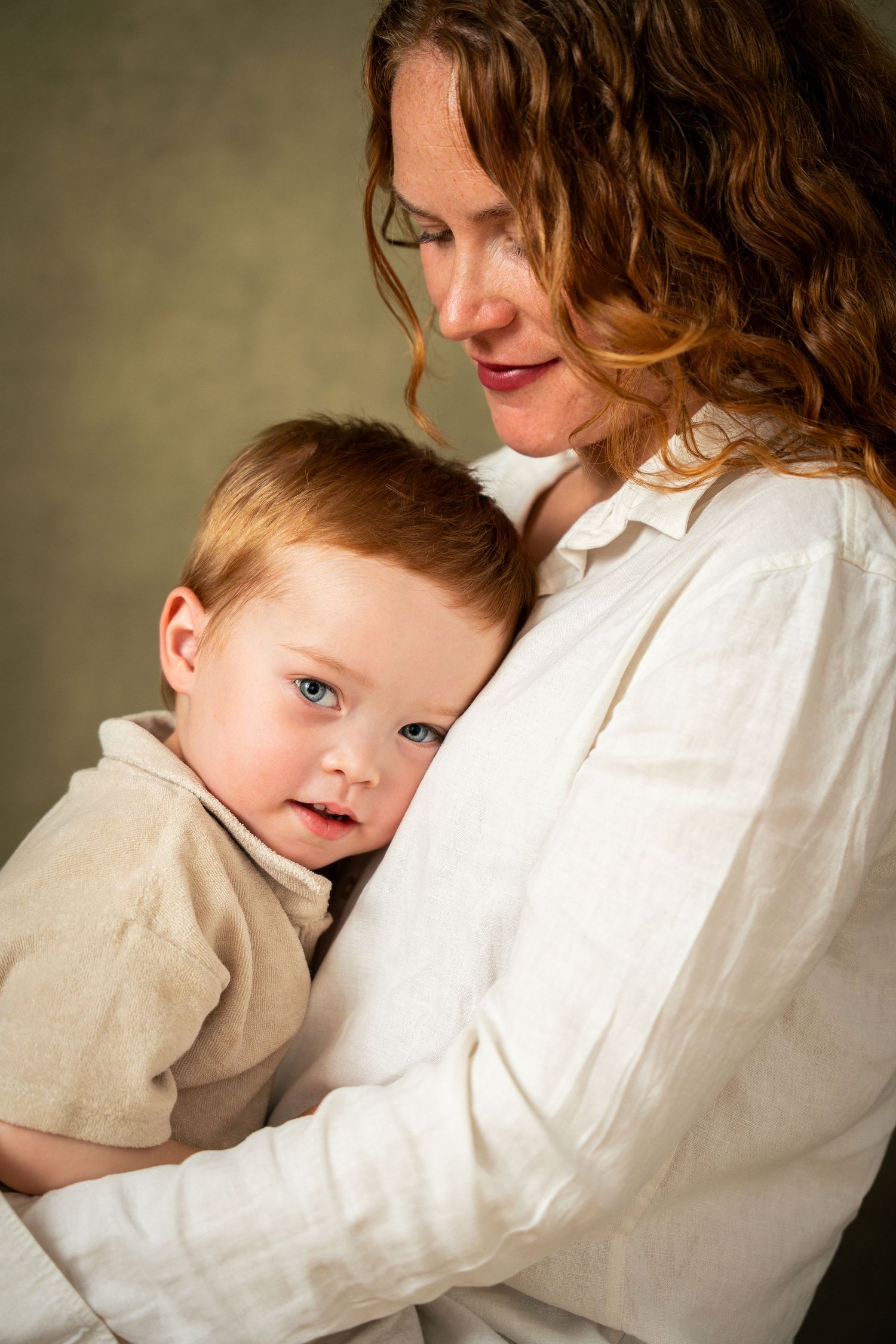 Mamma och son i varm kram – mamma & jag-fotografering i studio Göteborg.