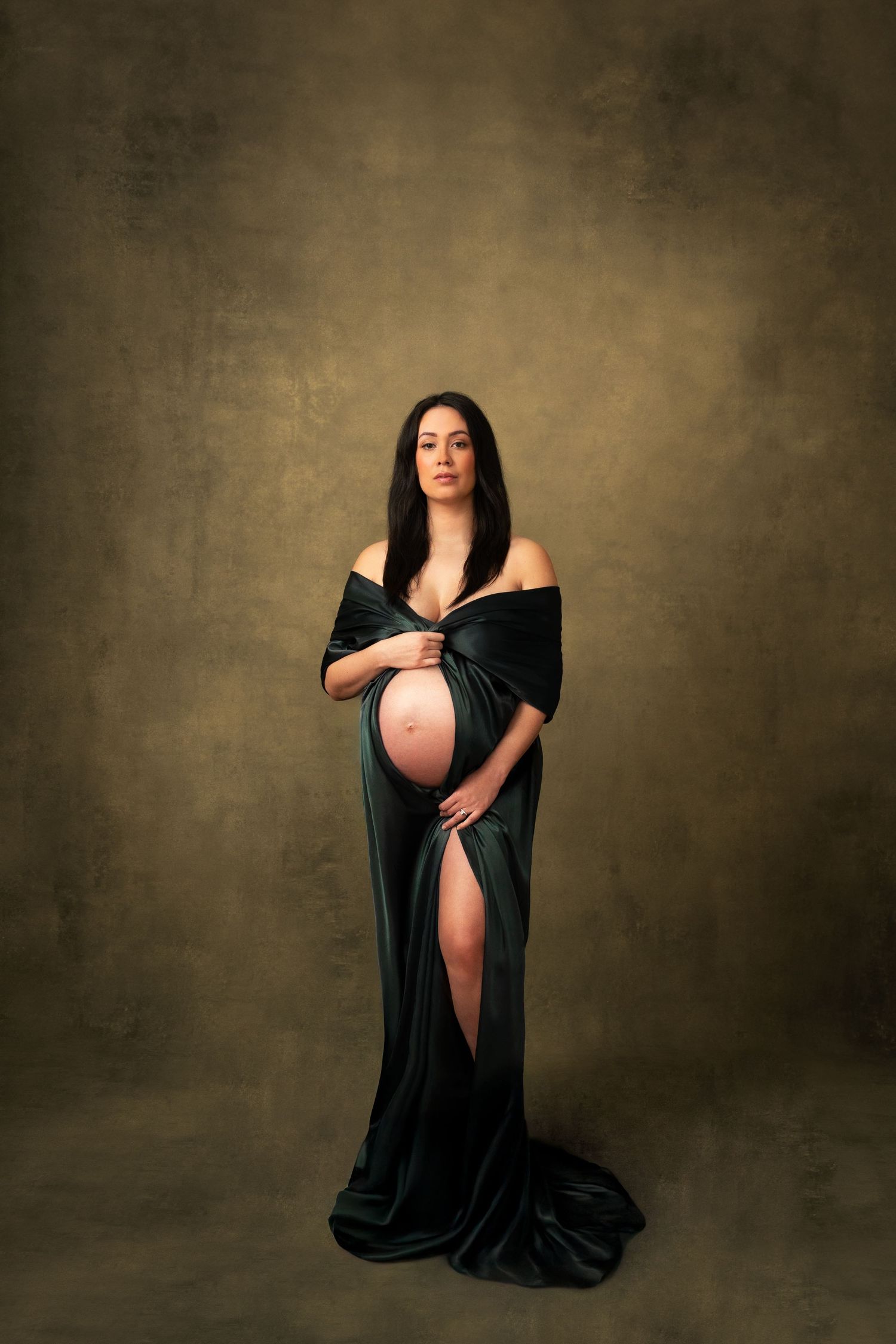 Studiofotografering gravid – elegant porträtt av blivande mamma i Jonsereds Fabriker.
