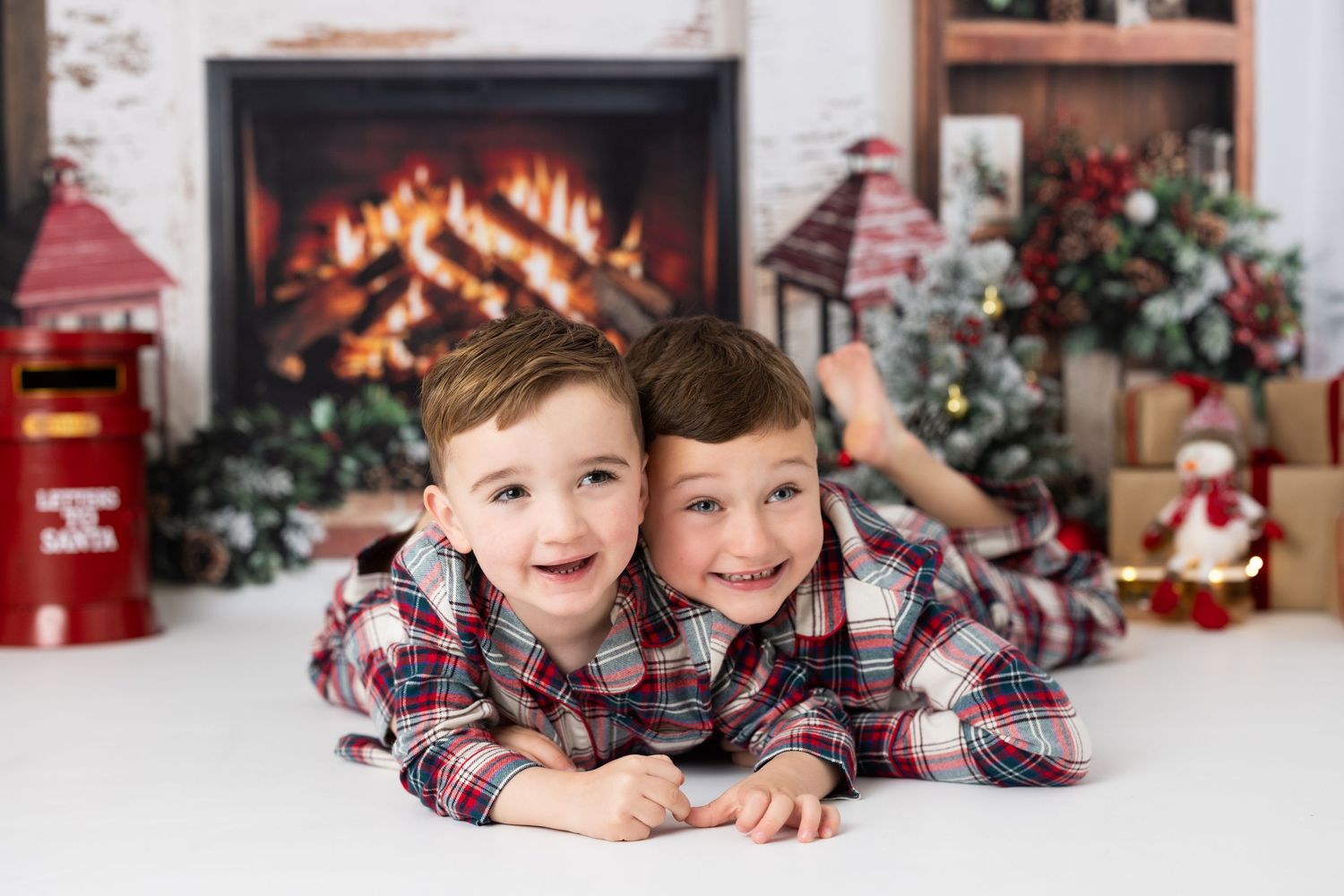 Sibling Christmas Mini Photography in Welwyn Garden City, Hertfordshire.
