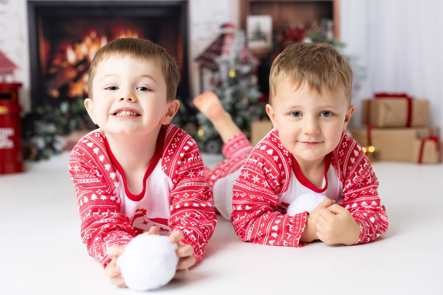Sibling Christmas Mini Photography in Welwyn Garden City, Hertfordshire.