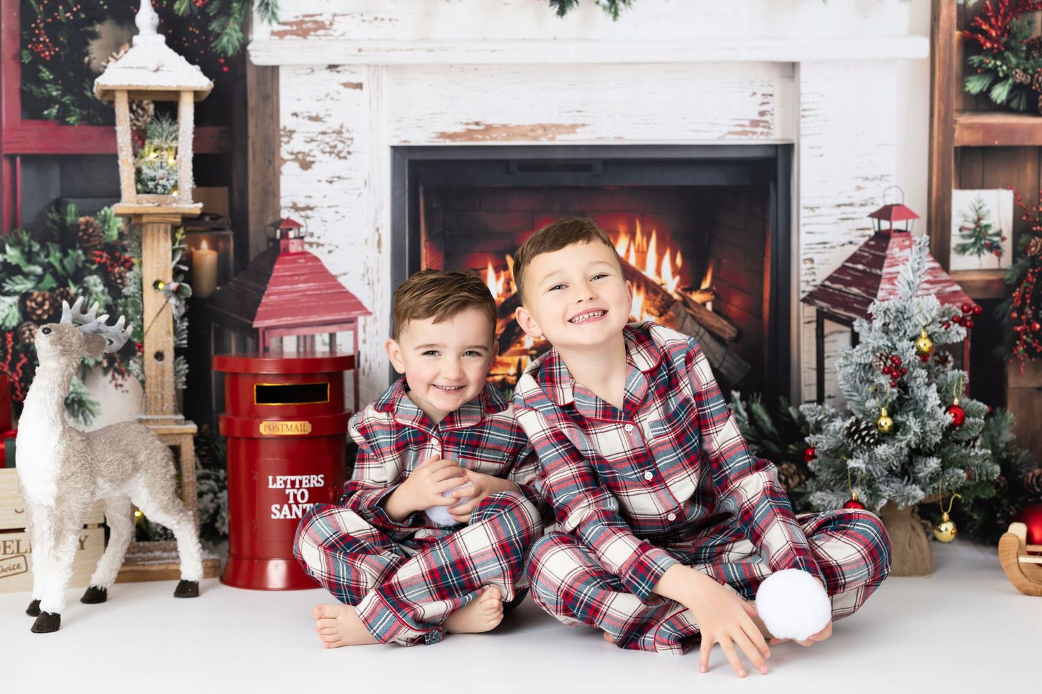 Sibling Christmas Mini Photography in Welwyn Garden City, Hertfordshire.