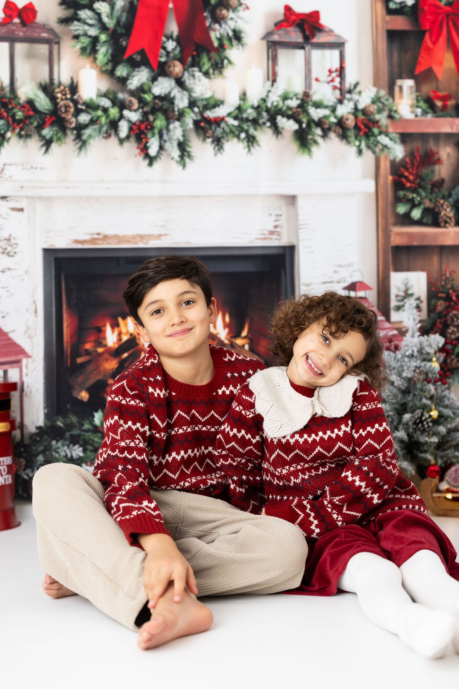 Sibling Christmas Mini Photography in Welwyn Garden City, Hertfordshire.