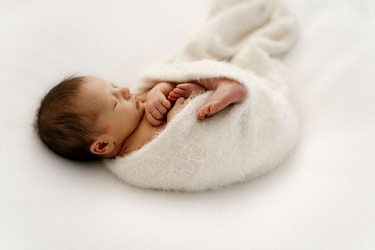 Vastasyntynyt vauva Newborn-kuvauksessa