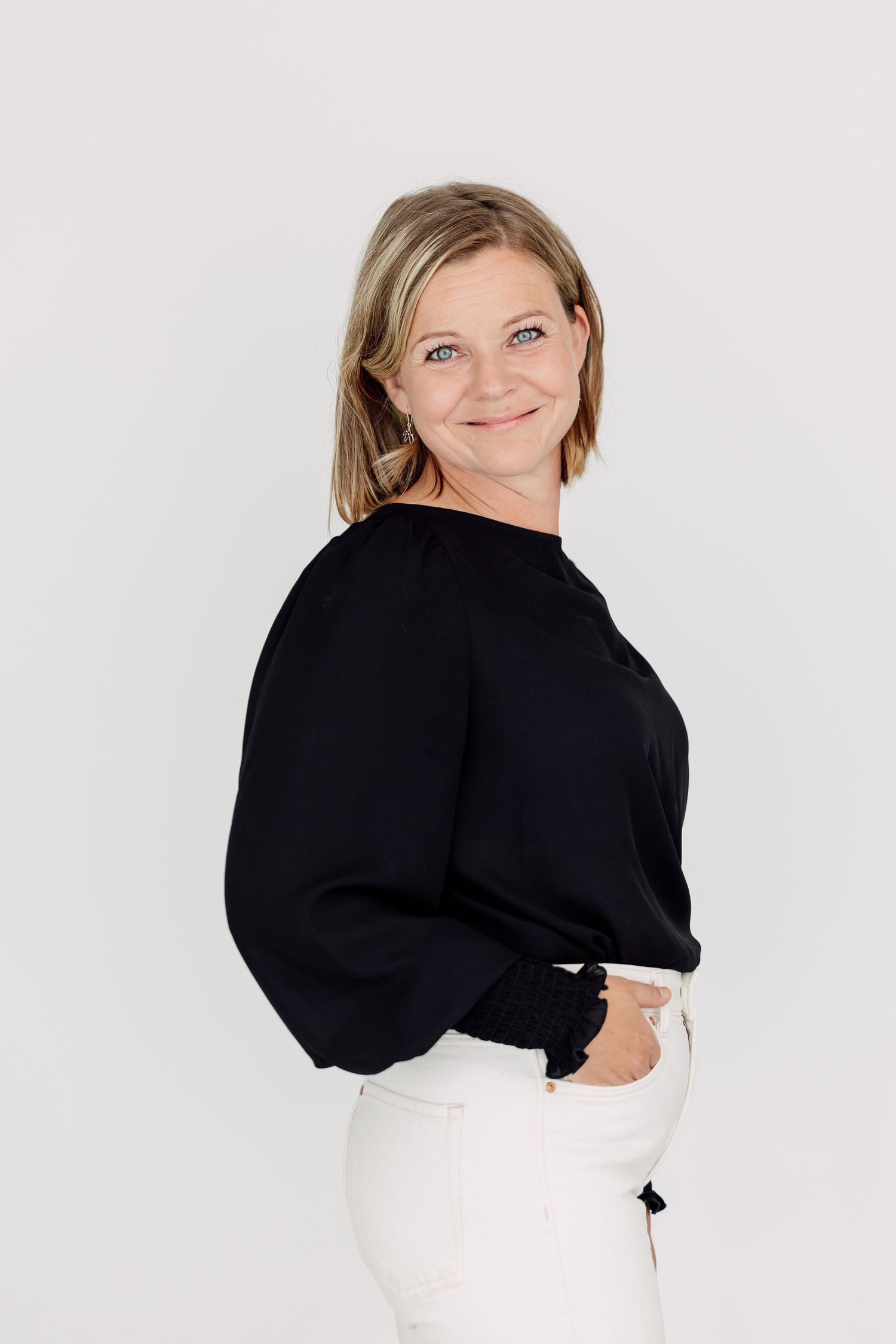 Nainen hymyilee CV-kuvauksessa