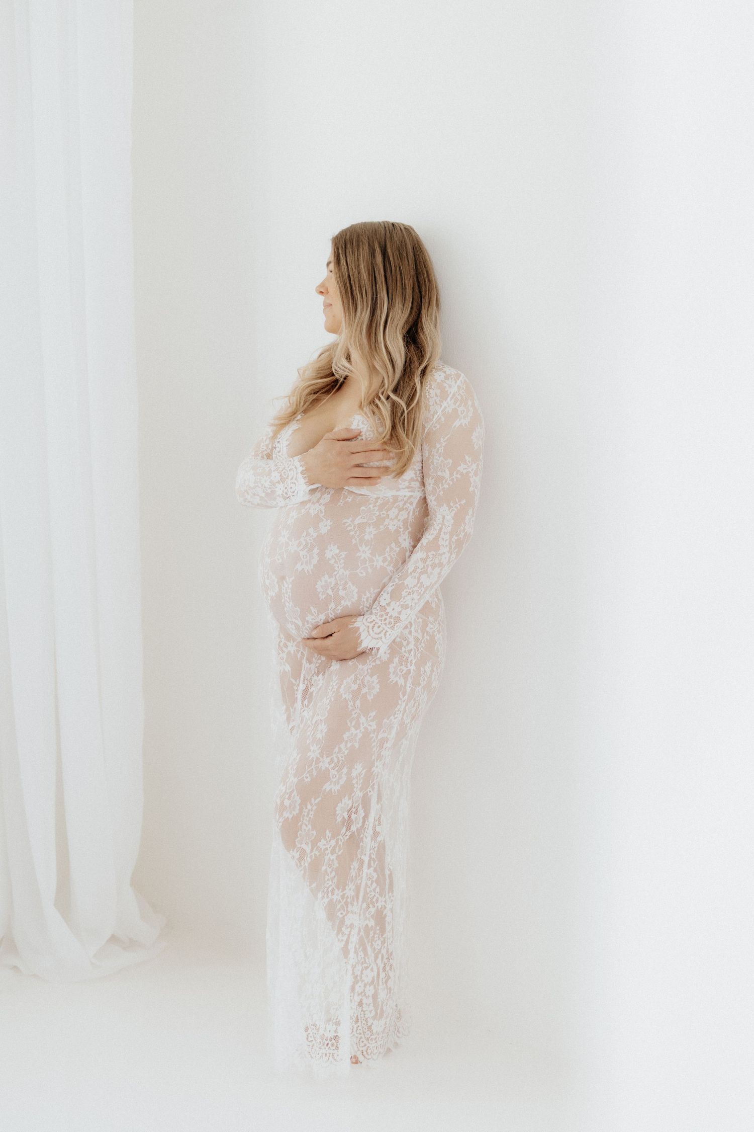 Raskaana oleva nainen boudoir-kuvauksessa