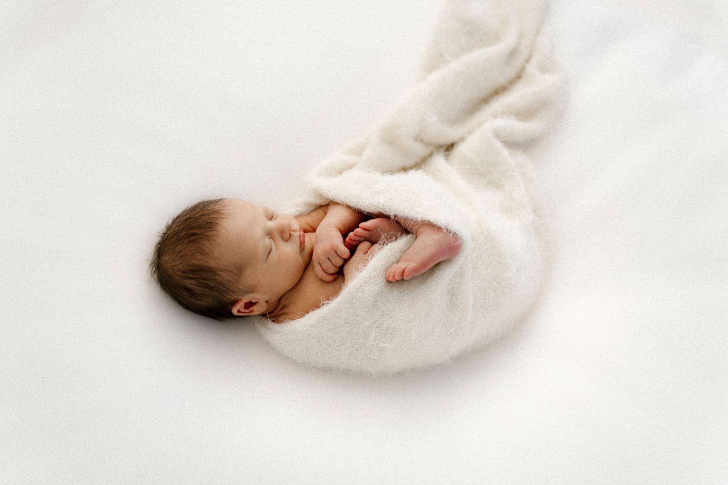 Vastasyntynyt nukkuu newborn-kuvauksessa