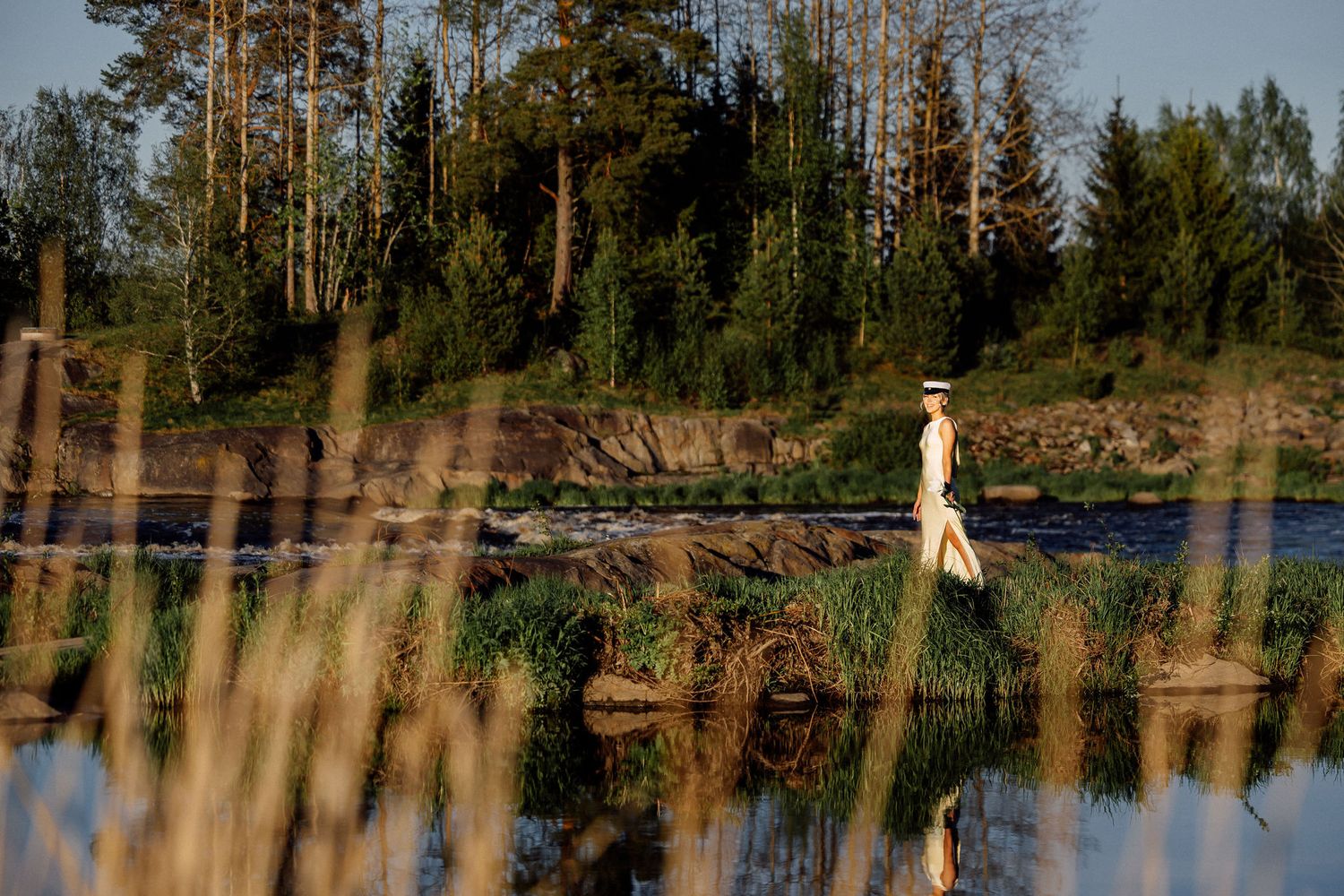 Ylioppilas miljökuvauksessa Malkakoskella Seinäjoella.