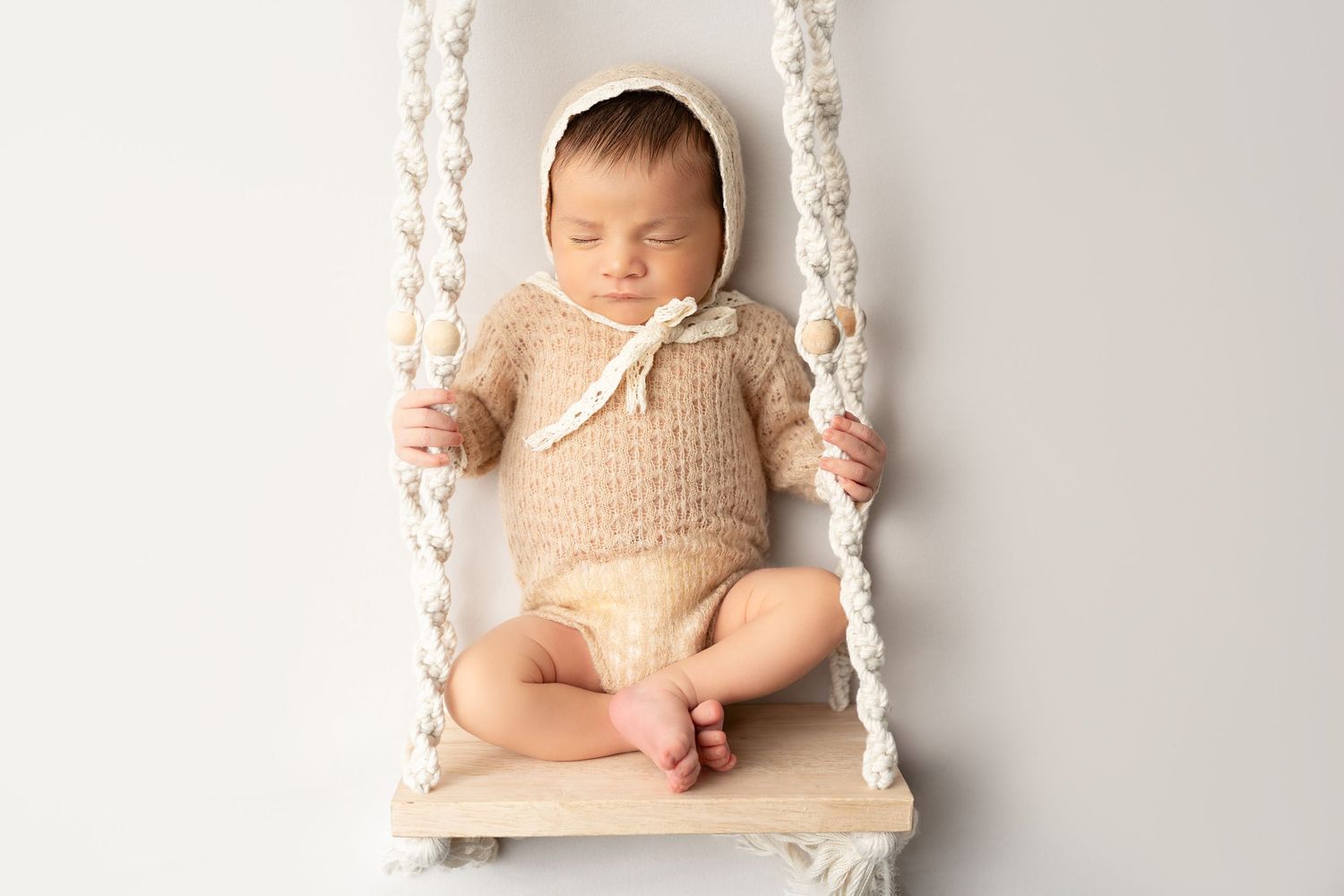 Professional Newborn Portrait: Minimalist Floral Aesthetic
A high-resolution, professionally retouched portrait of a sleeping newborn girl.