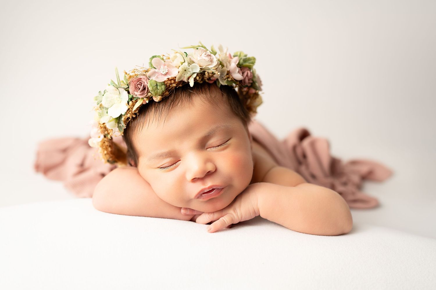 Professional Newborn Portrait: Minimalist Floral Aesthetic
A high-resolution, professionally retouched portrait of a sleeping newborn girl.