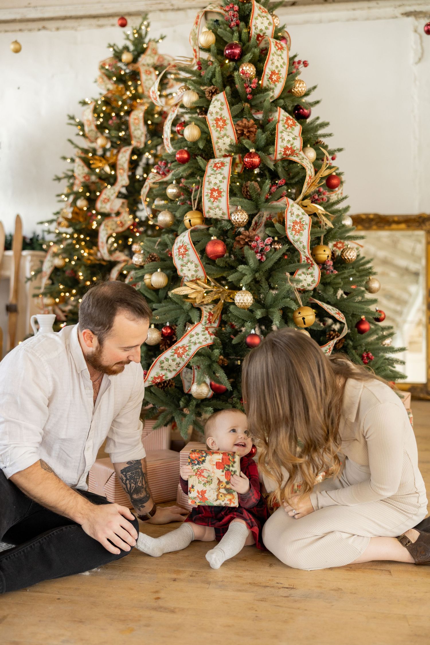 Christmas Minis Photos at Millworks Creative in Hamilton, Ontario.