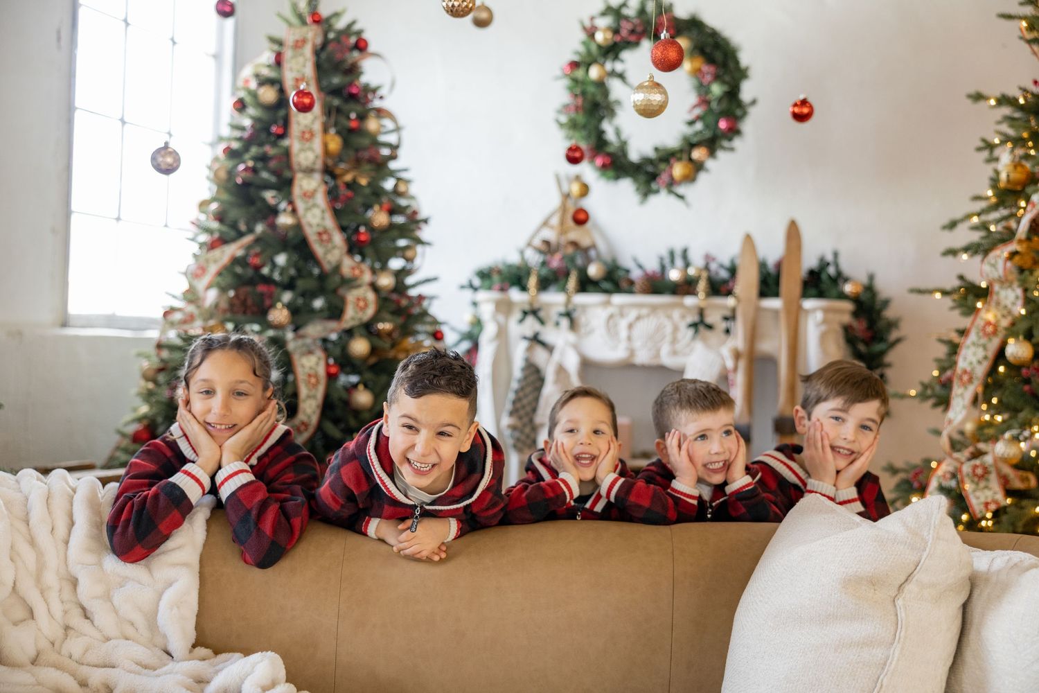 Christmas Minis Photos at Millworks Creative in Hamilton, Ontario.