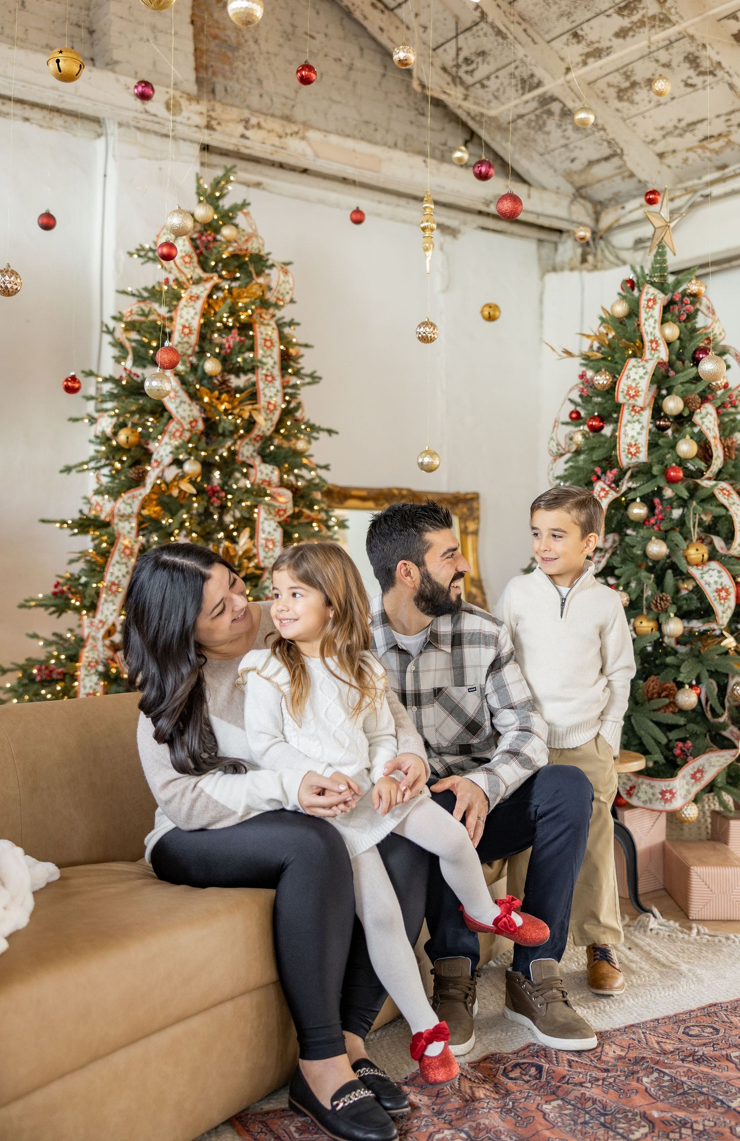 Christmas Minis Photos at Millworks Creative in Hamilton, Ontario.