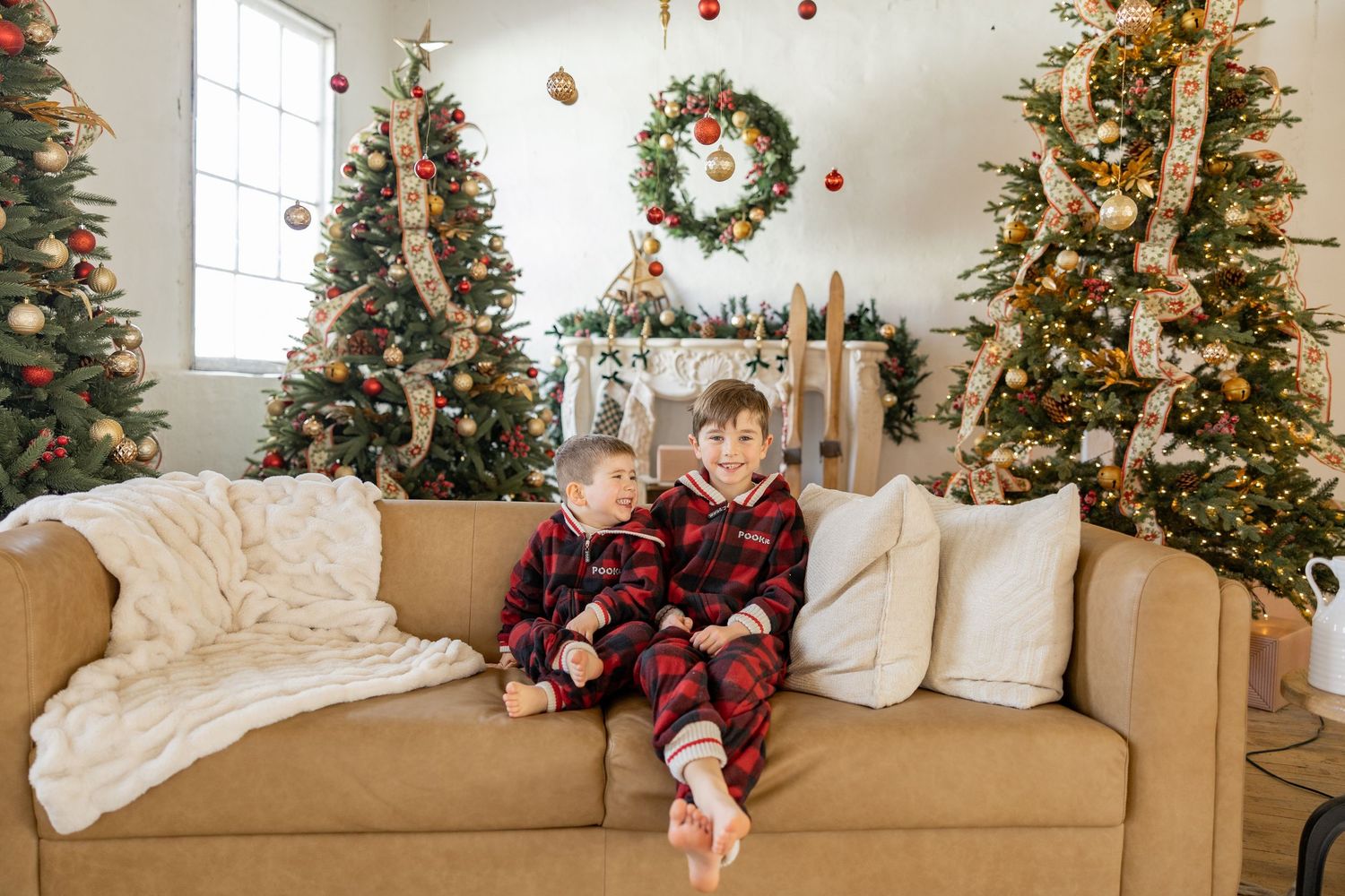 Christmas Minis Photos at Millworks Creative in Hamilton, Ontario.