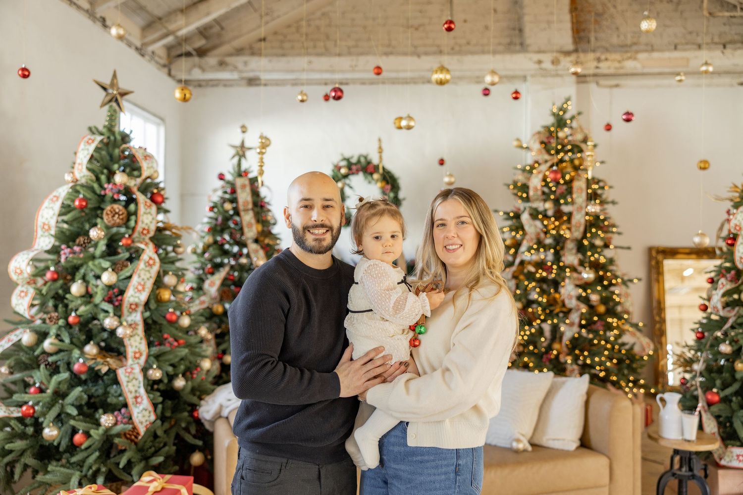 Christmas Minis Photos at Millworks Creative in Hamilton, Ontario.