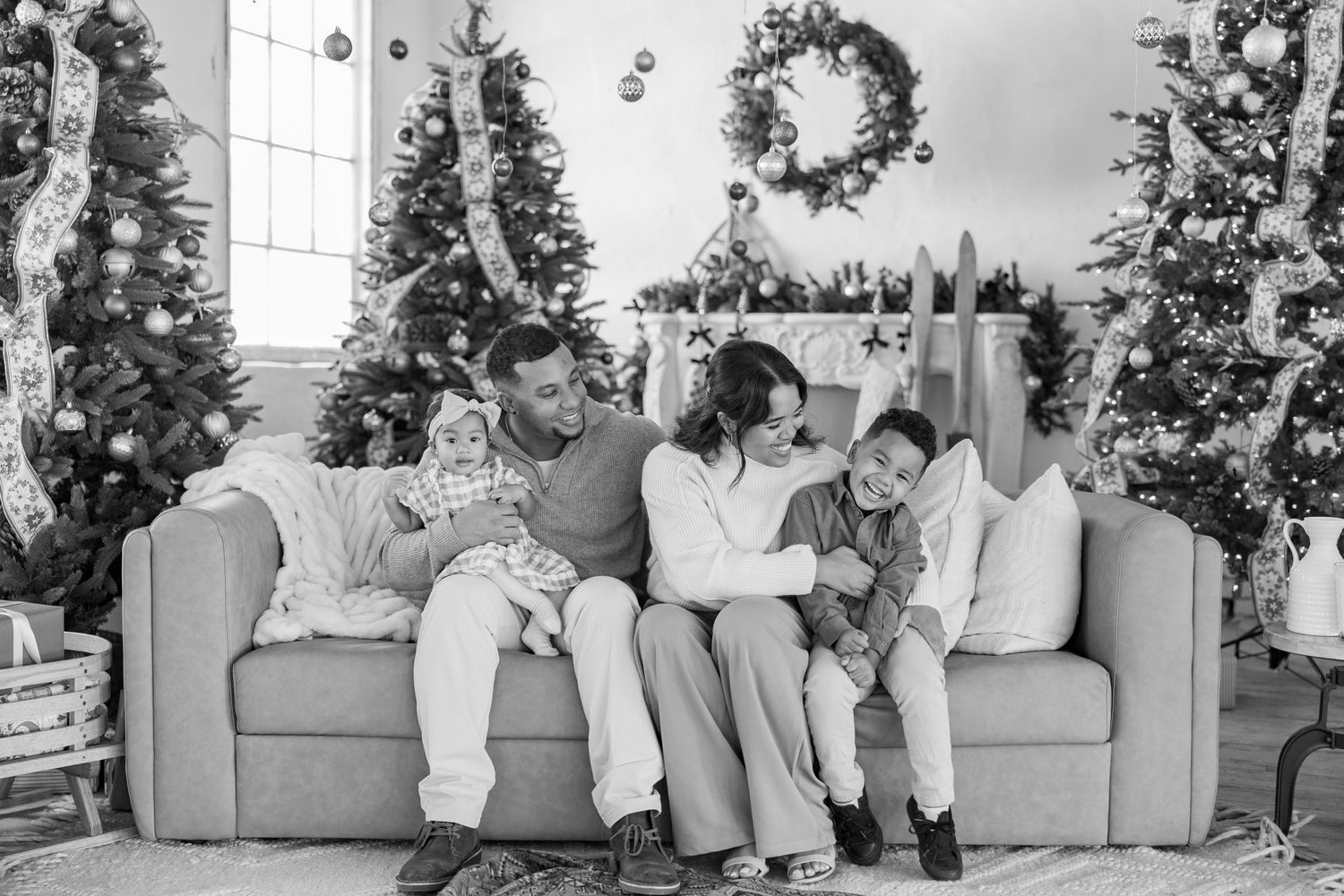 Christmas Minis Photos at Millworks Creative in Hamilton, Ontario.