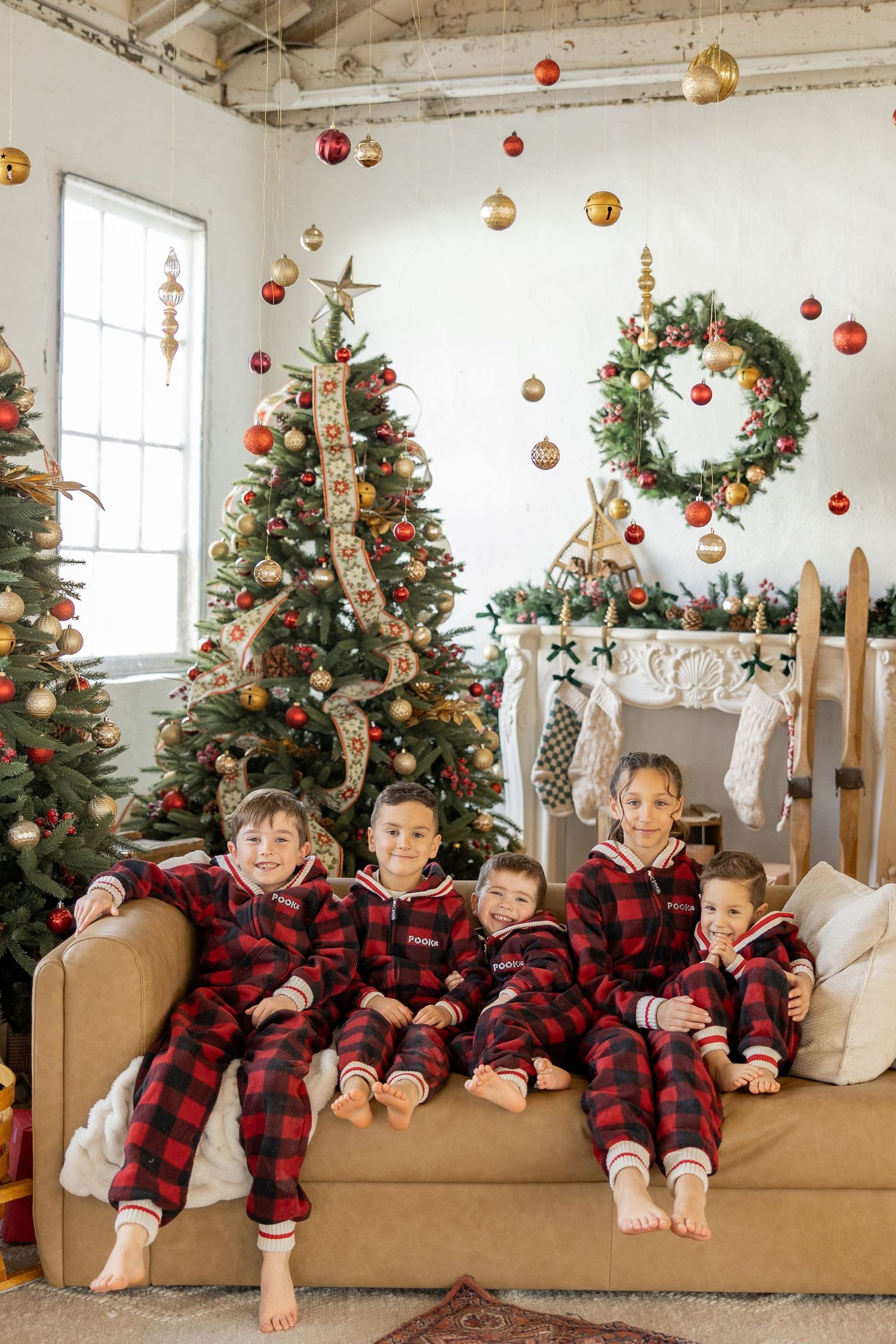 Christmas Minis Photos at Millworks Creative in Hamilton, Ontario.