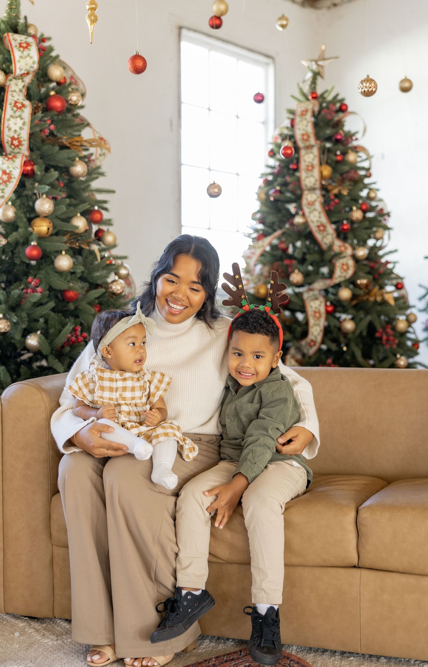 Christmas Minis Photos at Millworks Creative in Hamilton, Ontario.