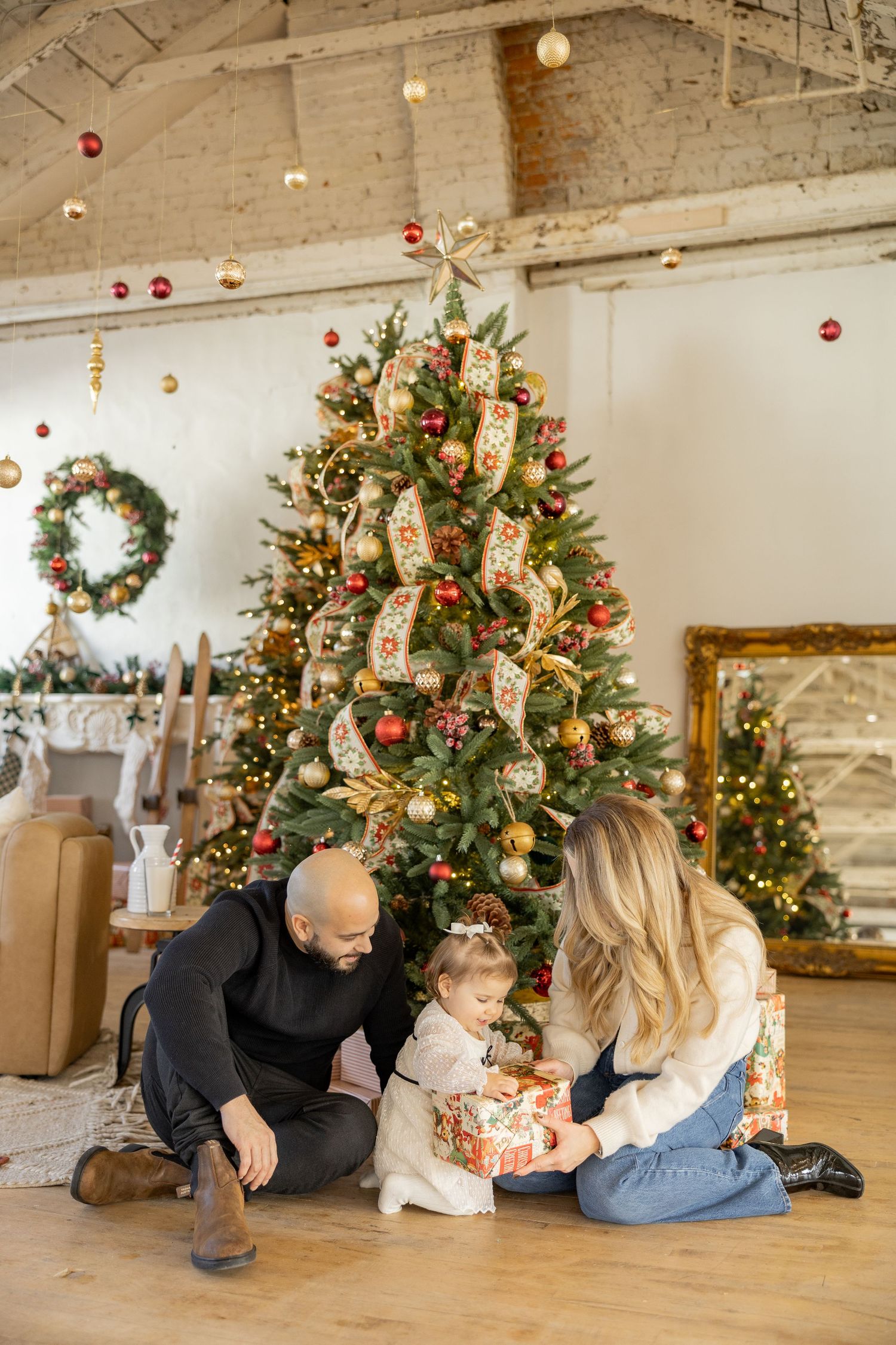 Christmas Minis Photos at Millworks Creative in Hamilton, Ontario.