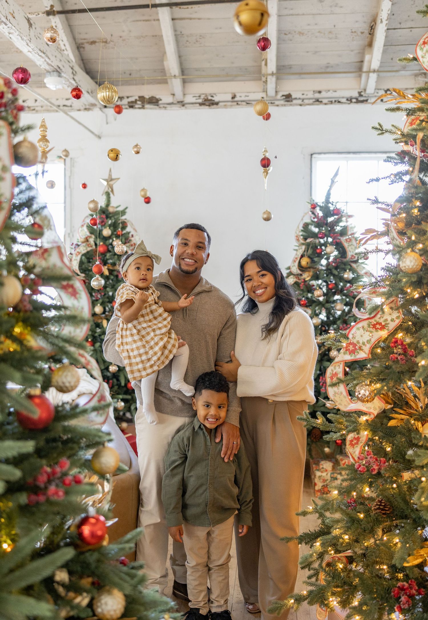 Christmas Minis Photos at Millworks Creative in Hamilton, Ontario.