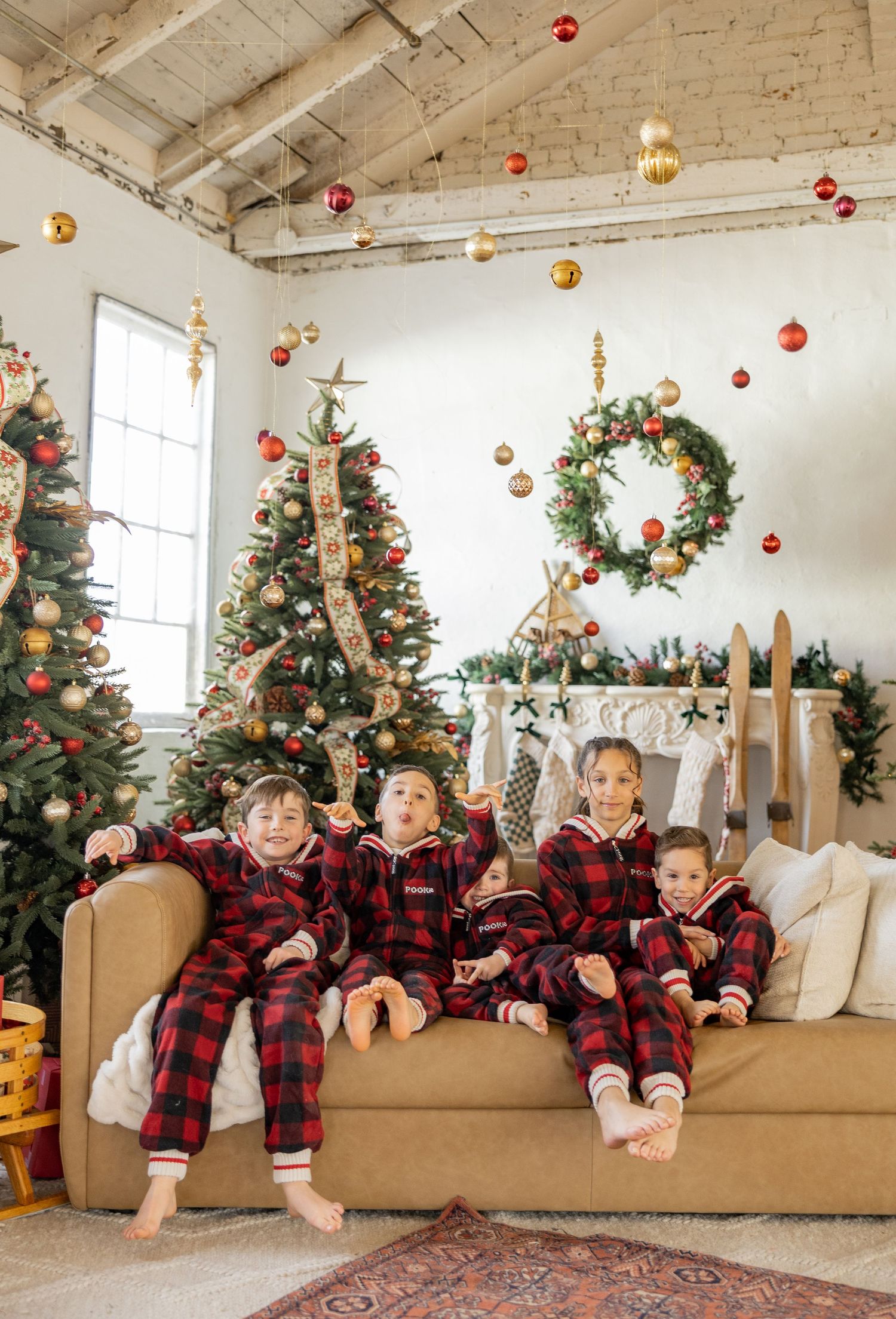 Christmas Minis Photos at Millworks Creative in Hamilton, Ontario.